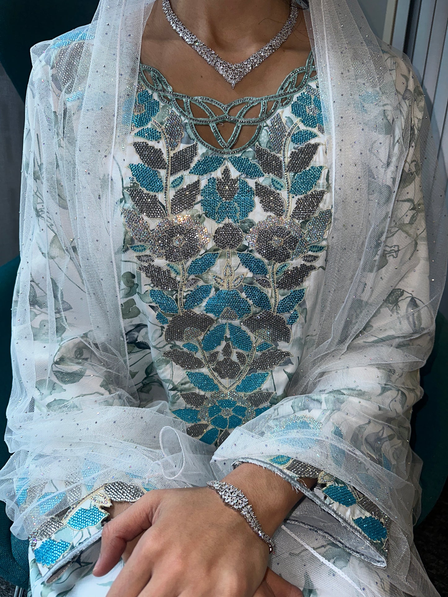 Turquoise and white mkhawar