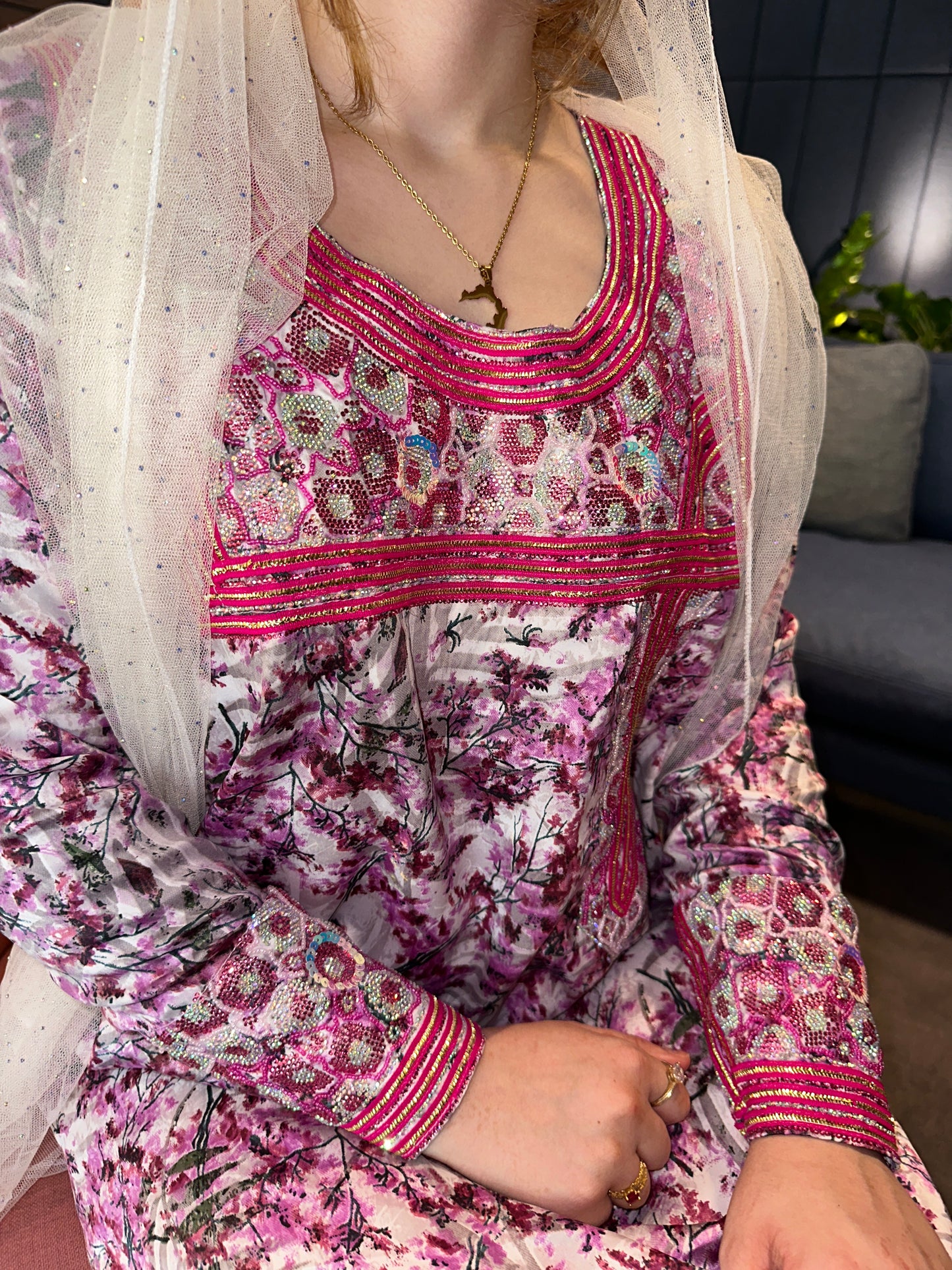 Arabic sleeves mkhawar in different colors; pink, red, blue, turquoise and green