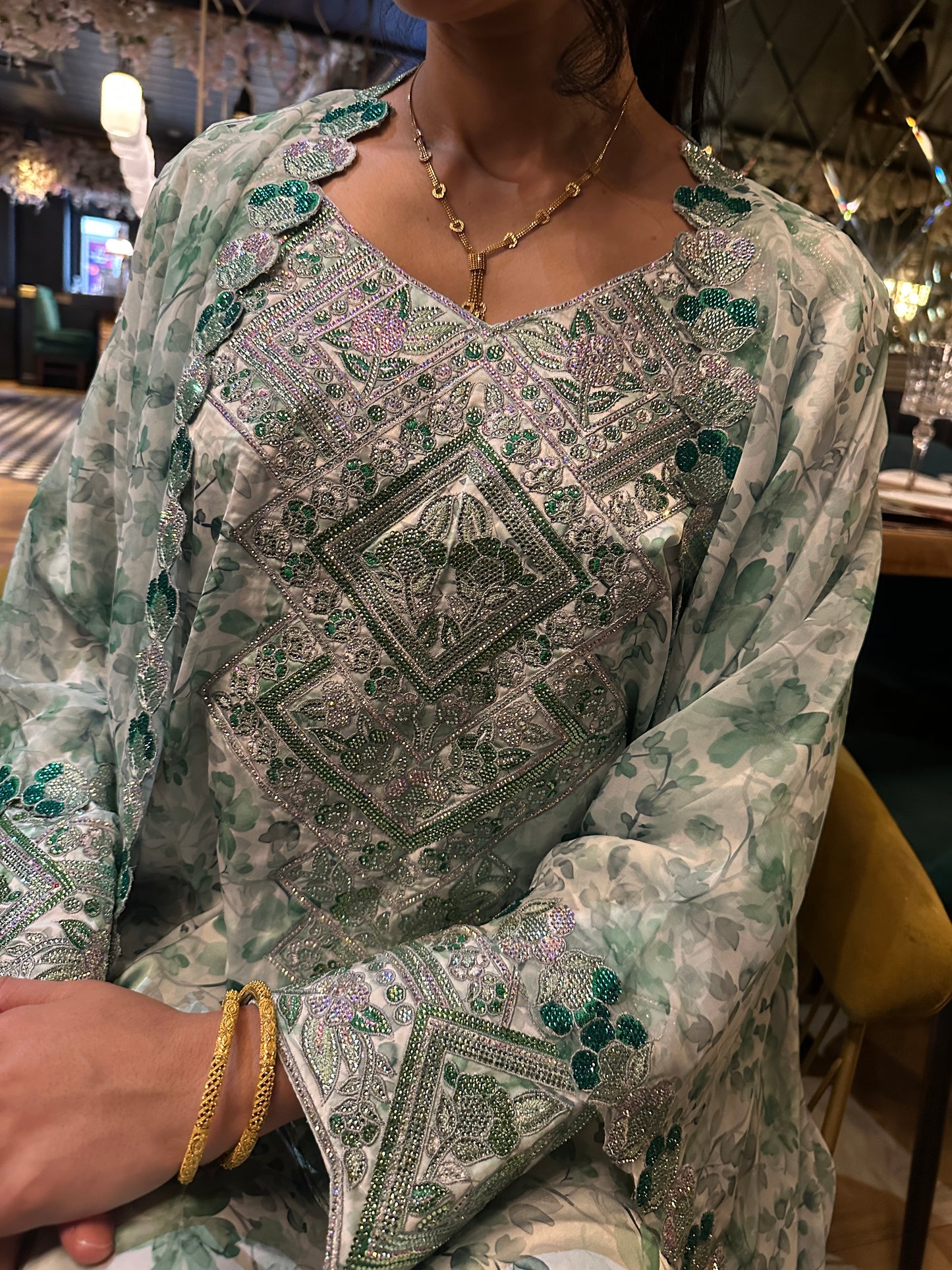 Green mkhawar two pieces. Pure silk mkhawar plus abaya