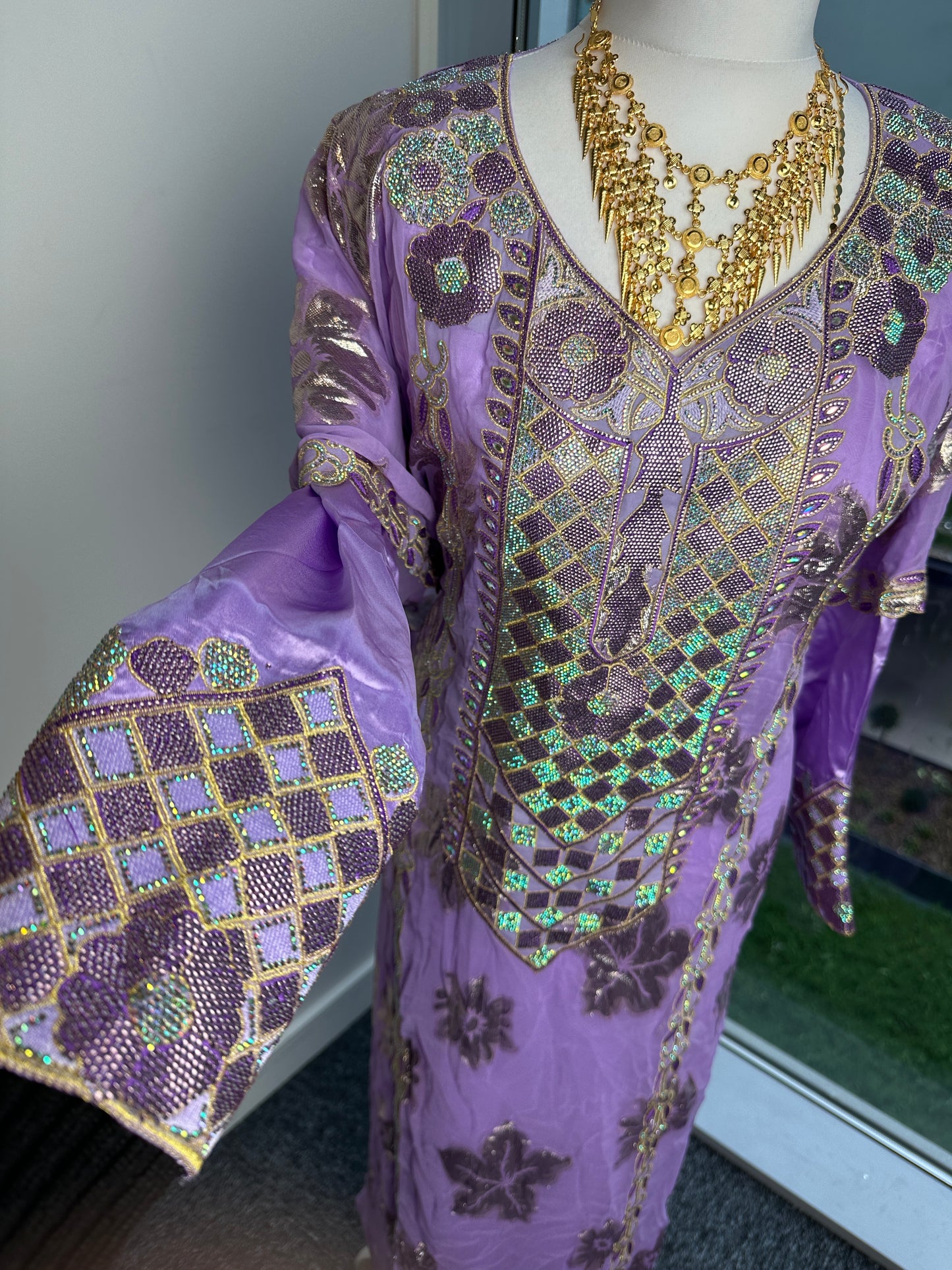 Violet purple Emirati thobe