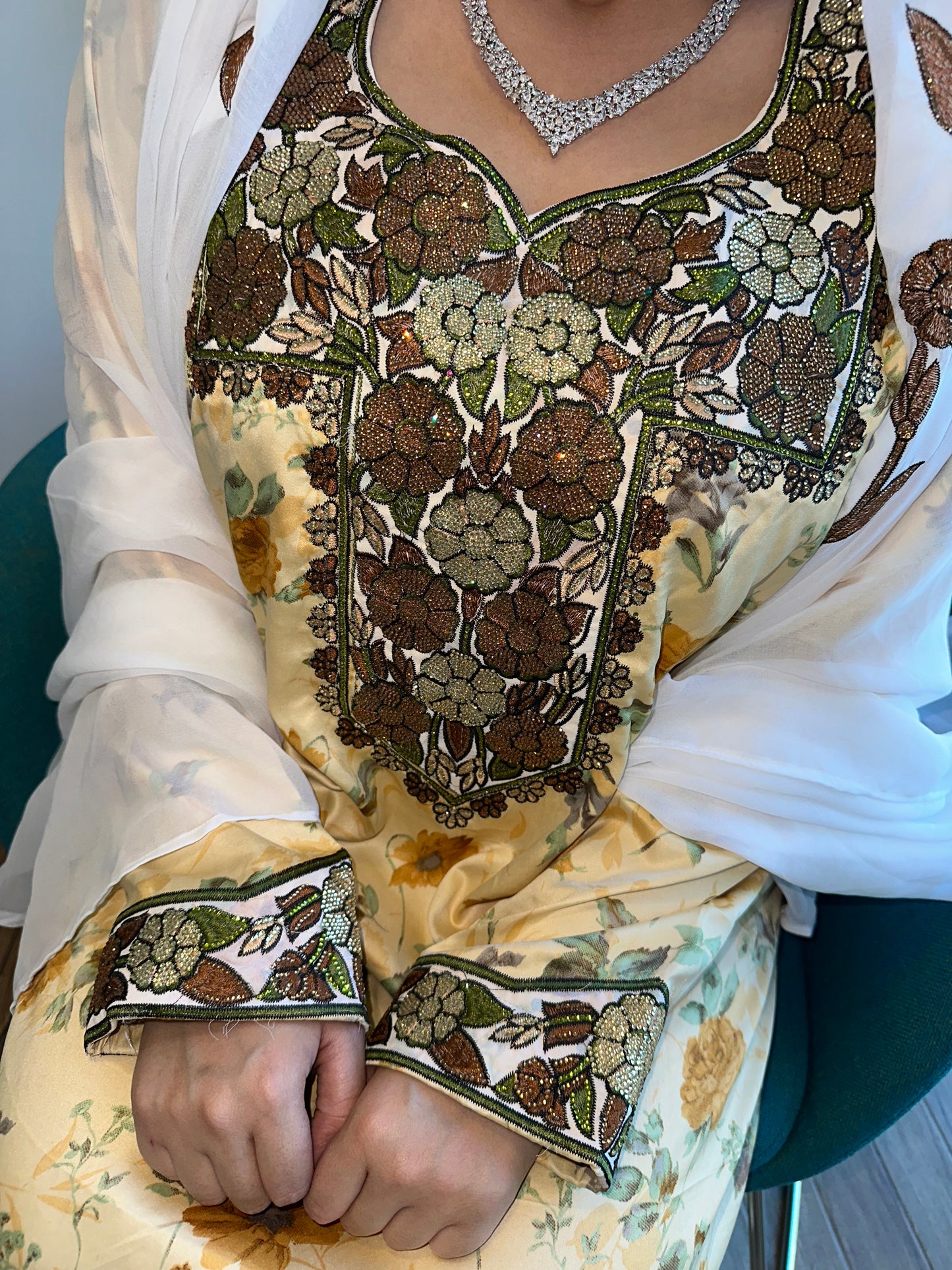 Creamy and brown mkhawar with matching Shiela