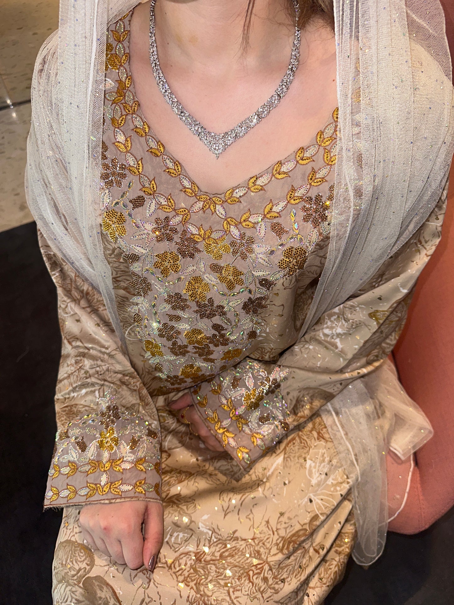 Brown enzeray Mkhwar with white chiffon Sheila