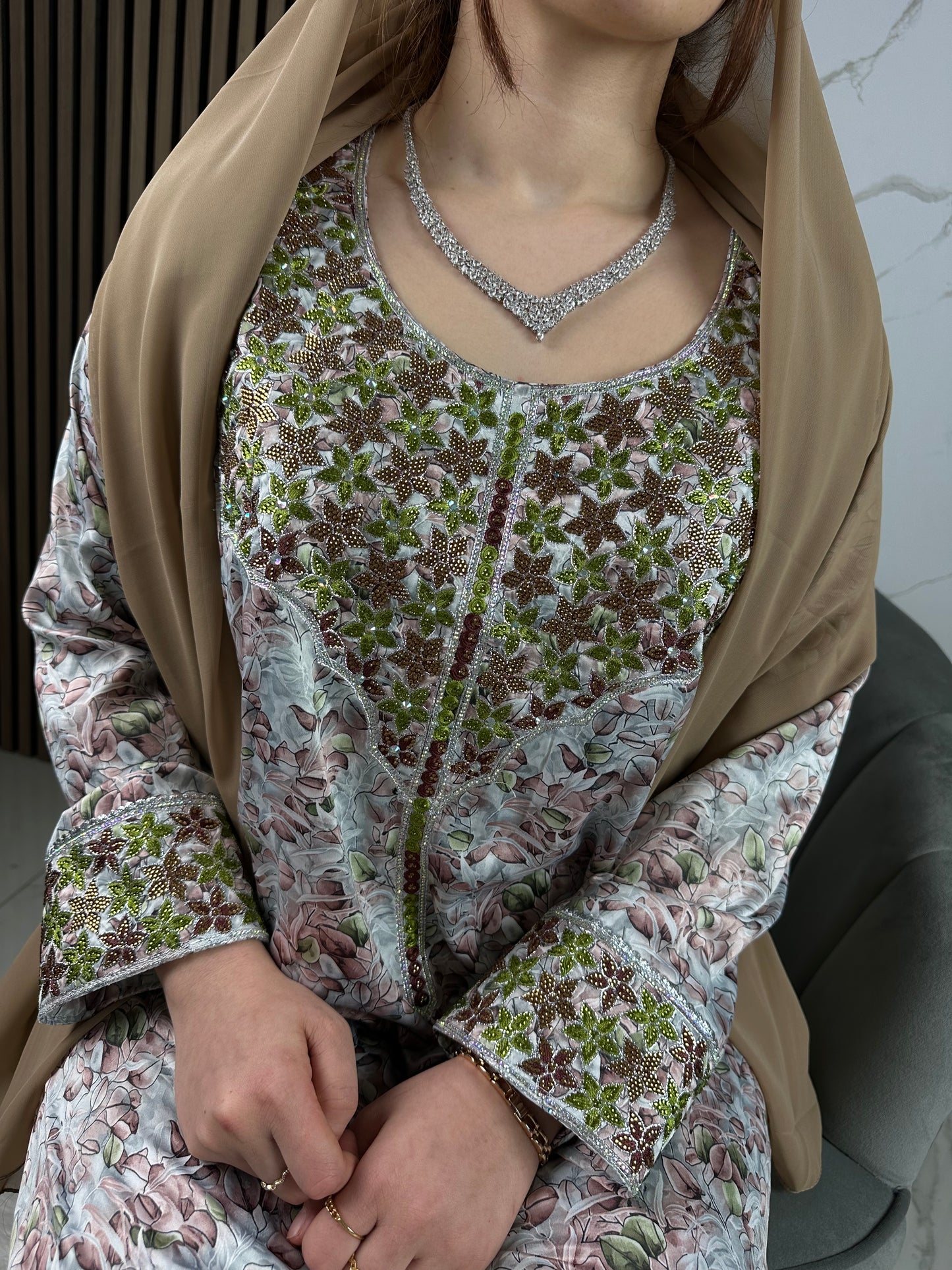 Brown mkhawar with matching Shiela