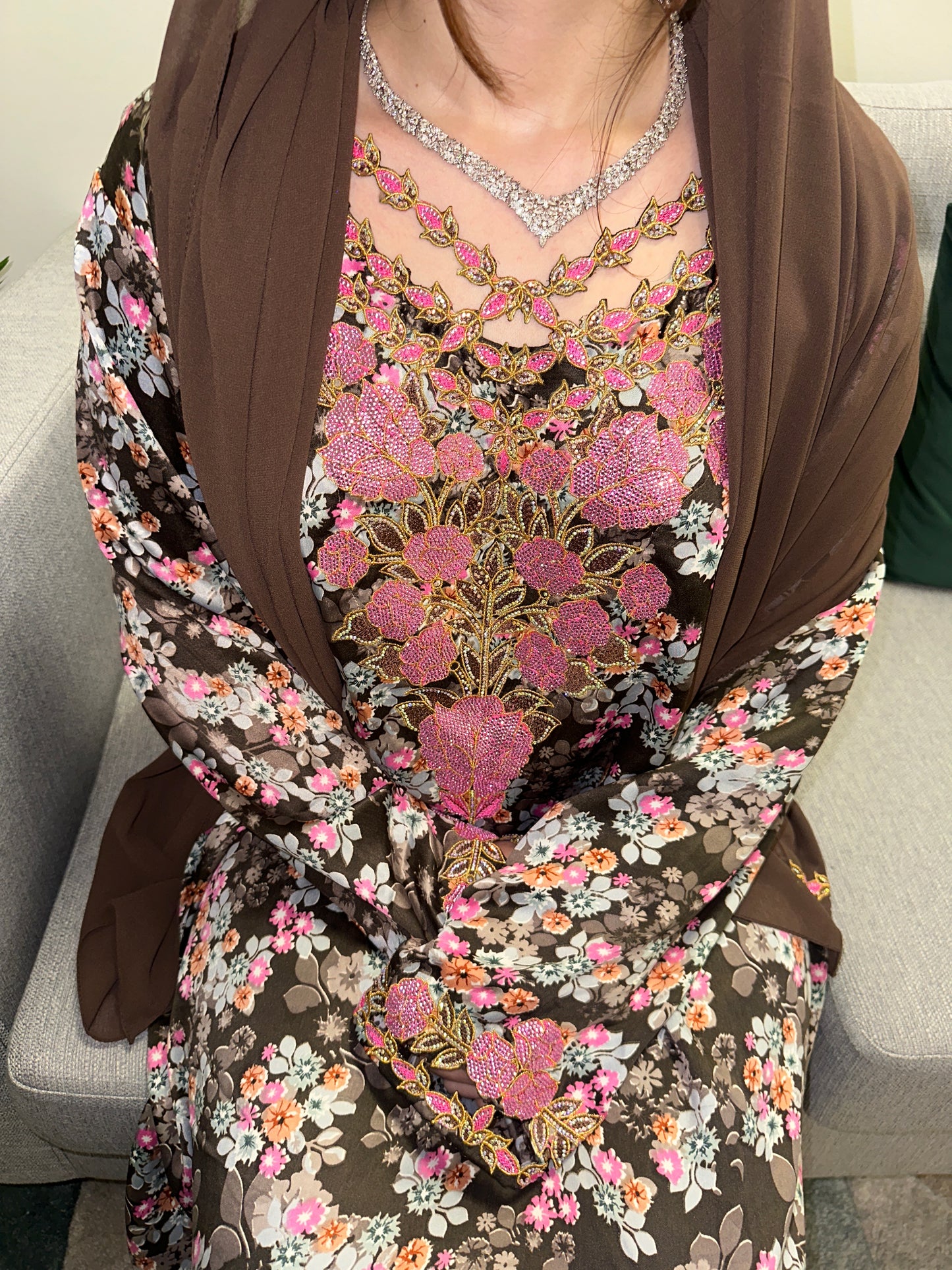 Pink and brown mkhawar with matching Shiela