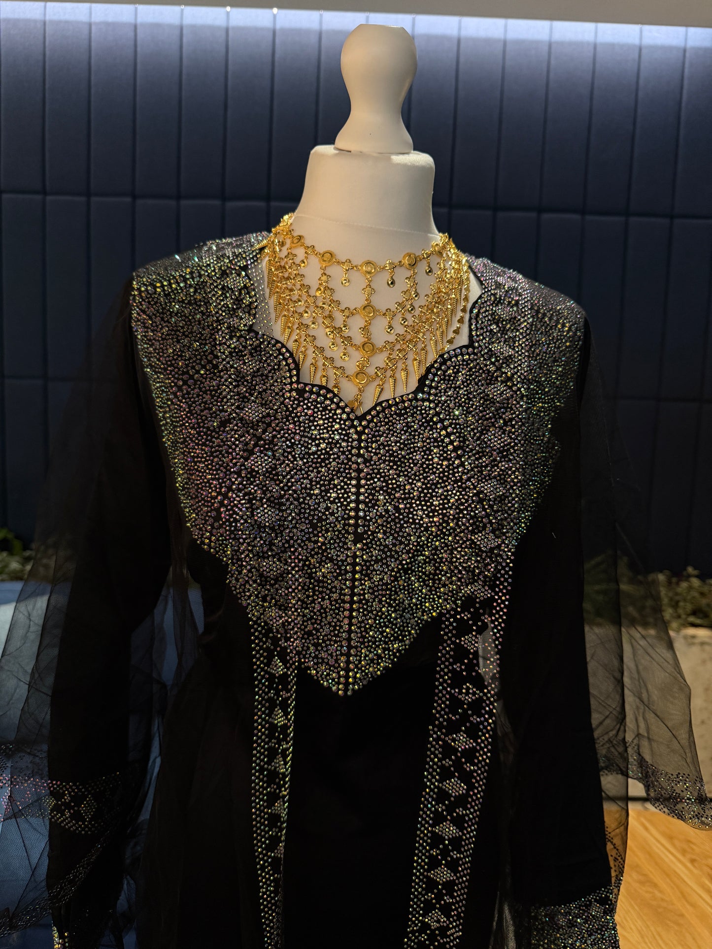 Emirati black pure silk mukhawar with besth