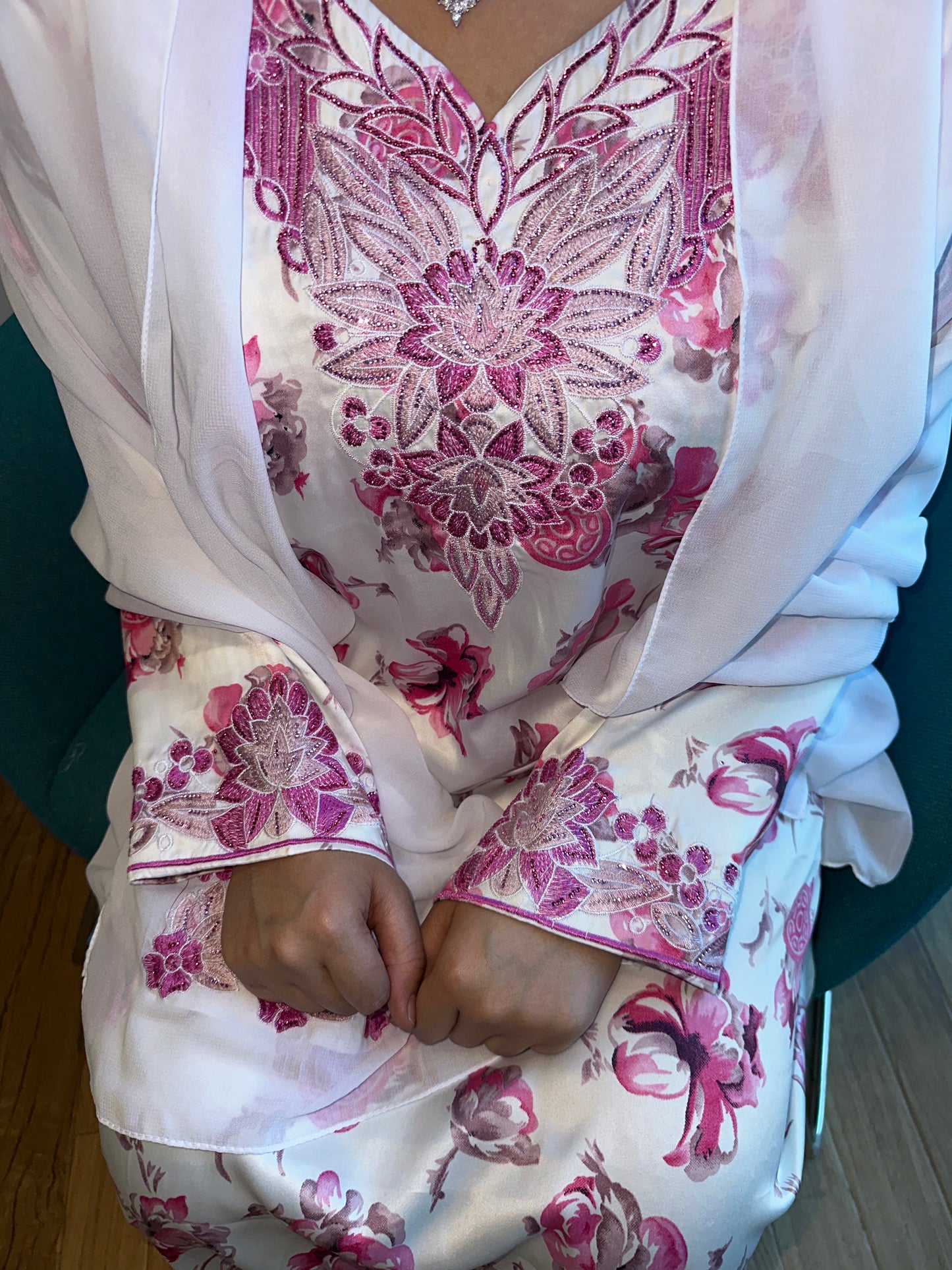 Pink and white mkhawar with matching sheila
