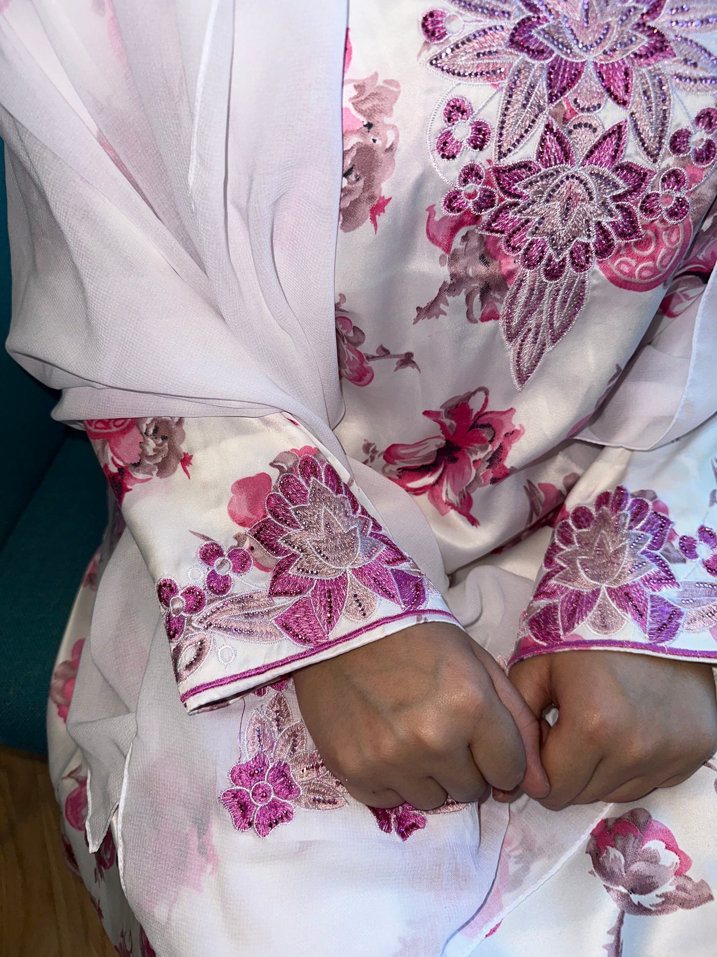 Pink and white mkhawar with matching sheila