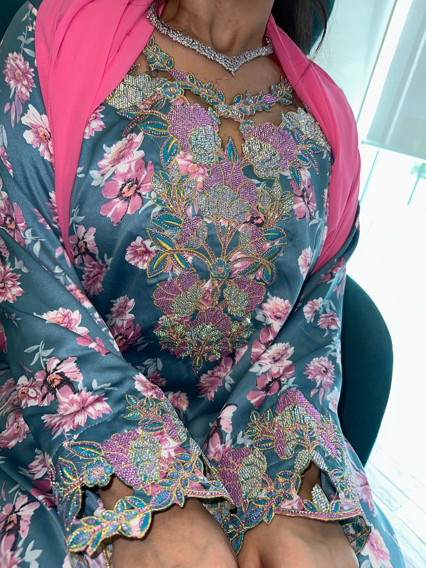Grey and pink mkhawar with matching Shiela