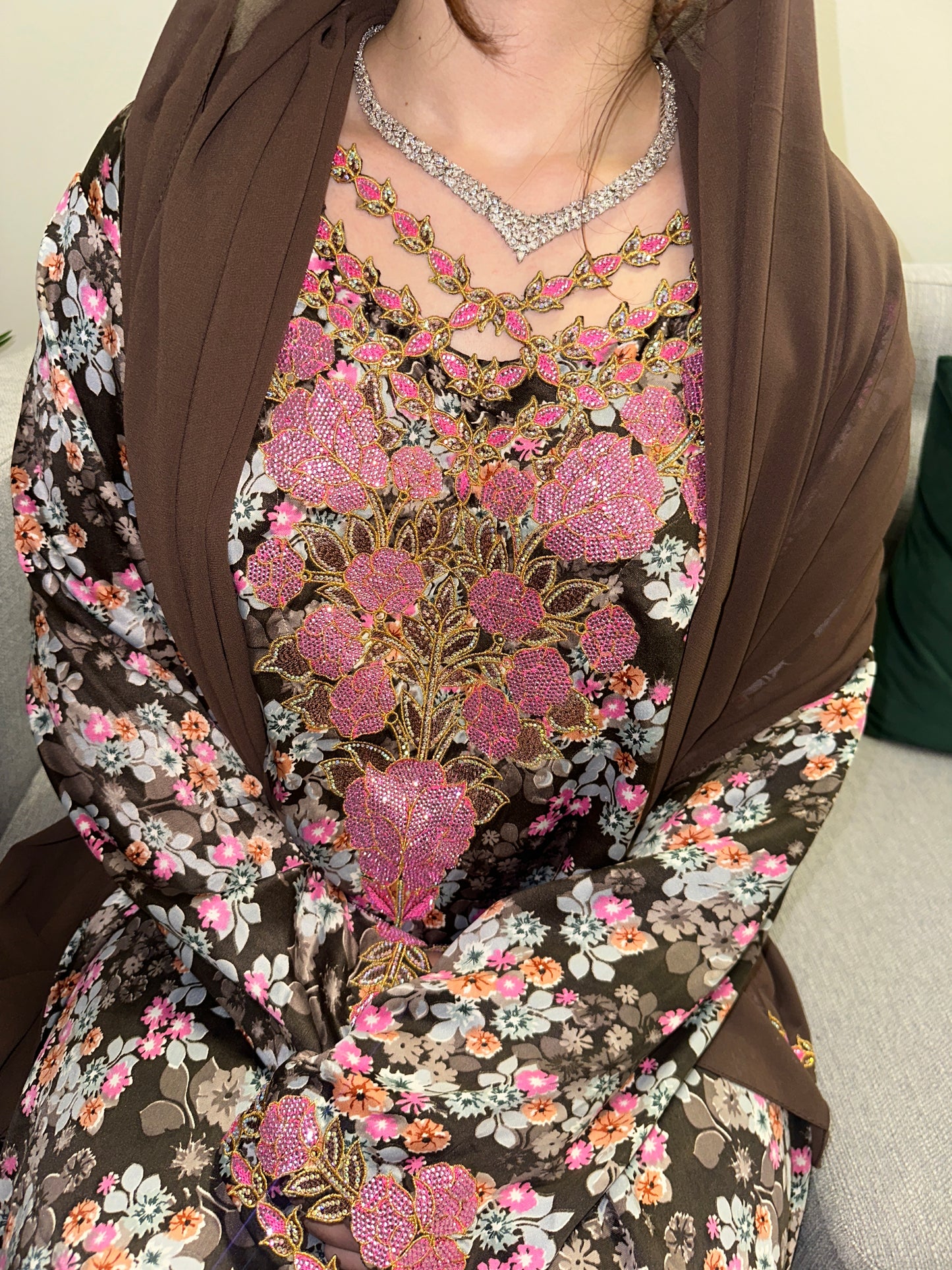 Pink and brown mkhawar with matching Shiela