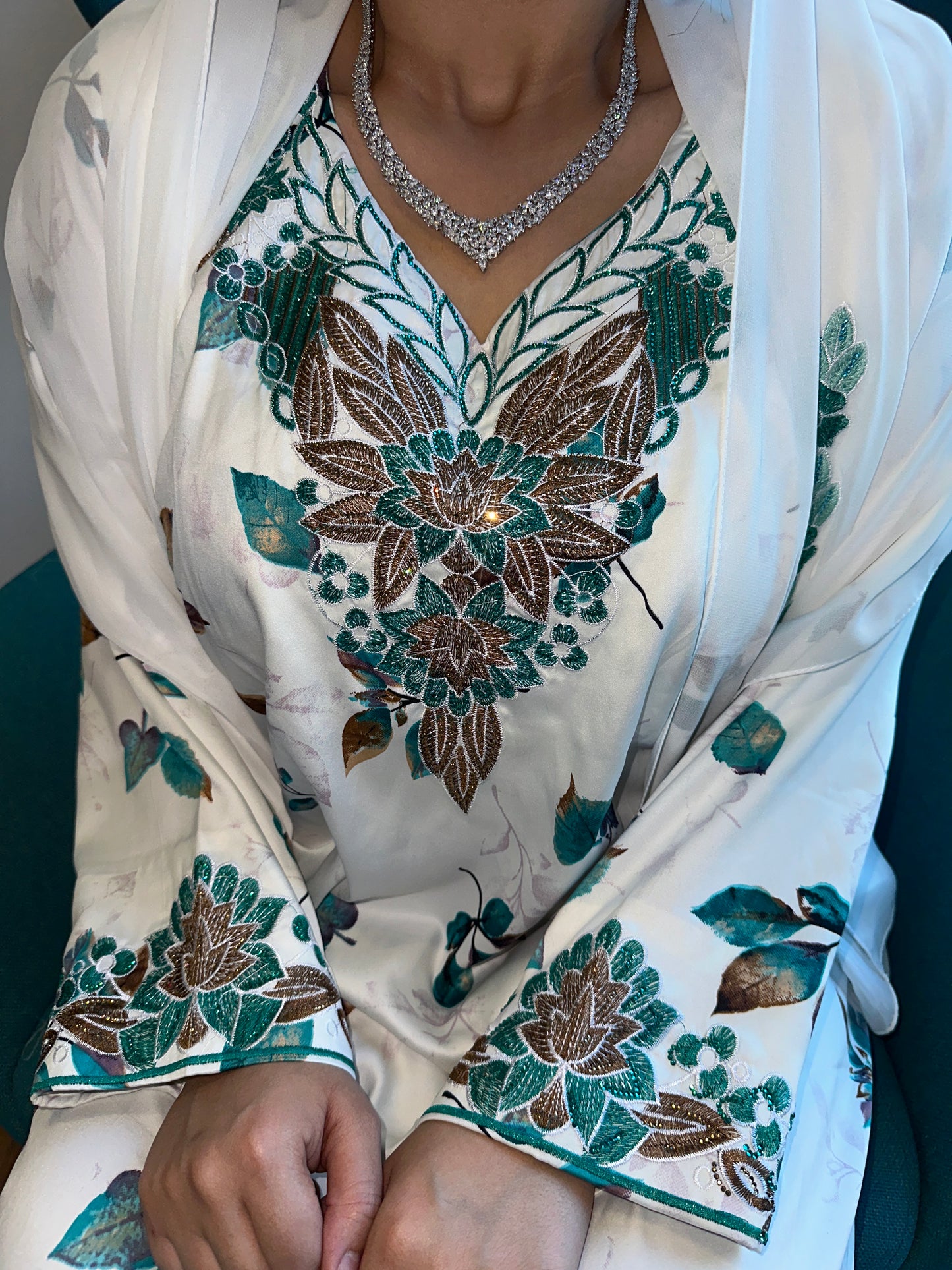 Green and white mkhawar with matching Shiela