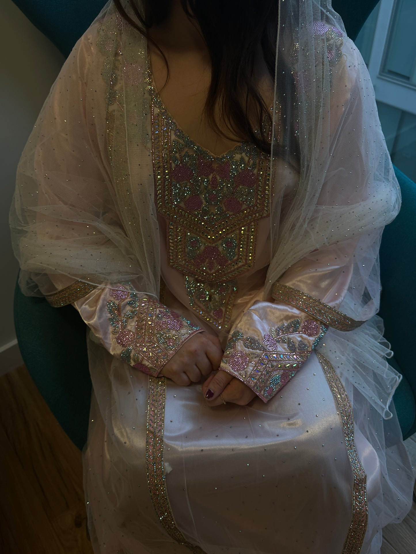 Pink Emirates thobe, two pieces