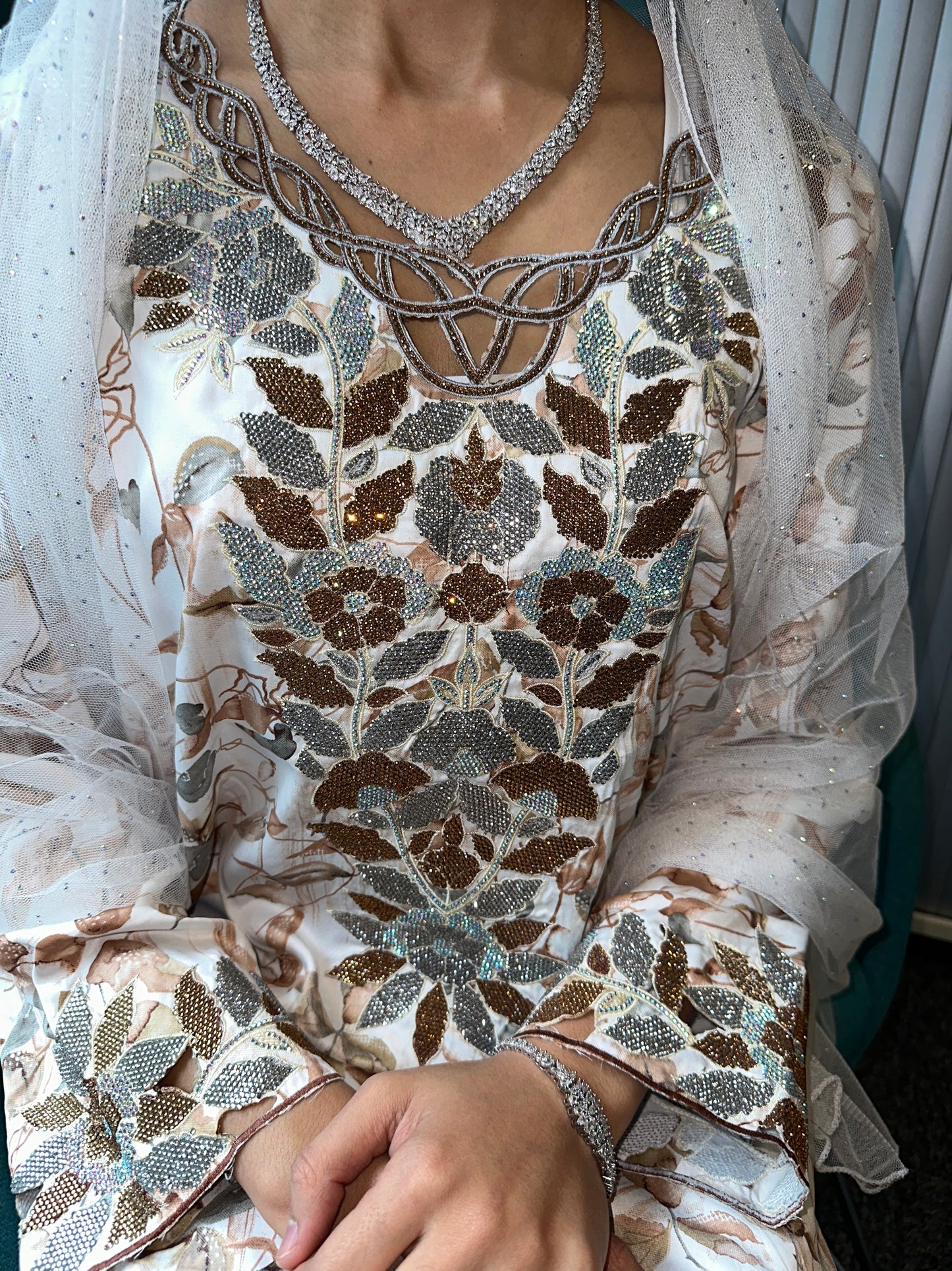 Brown and white mkhawar