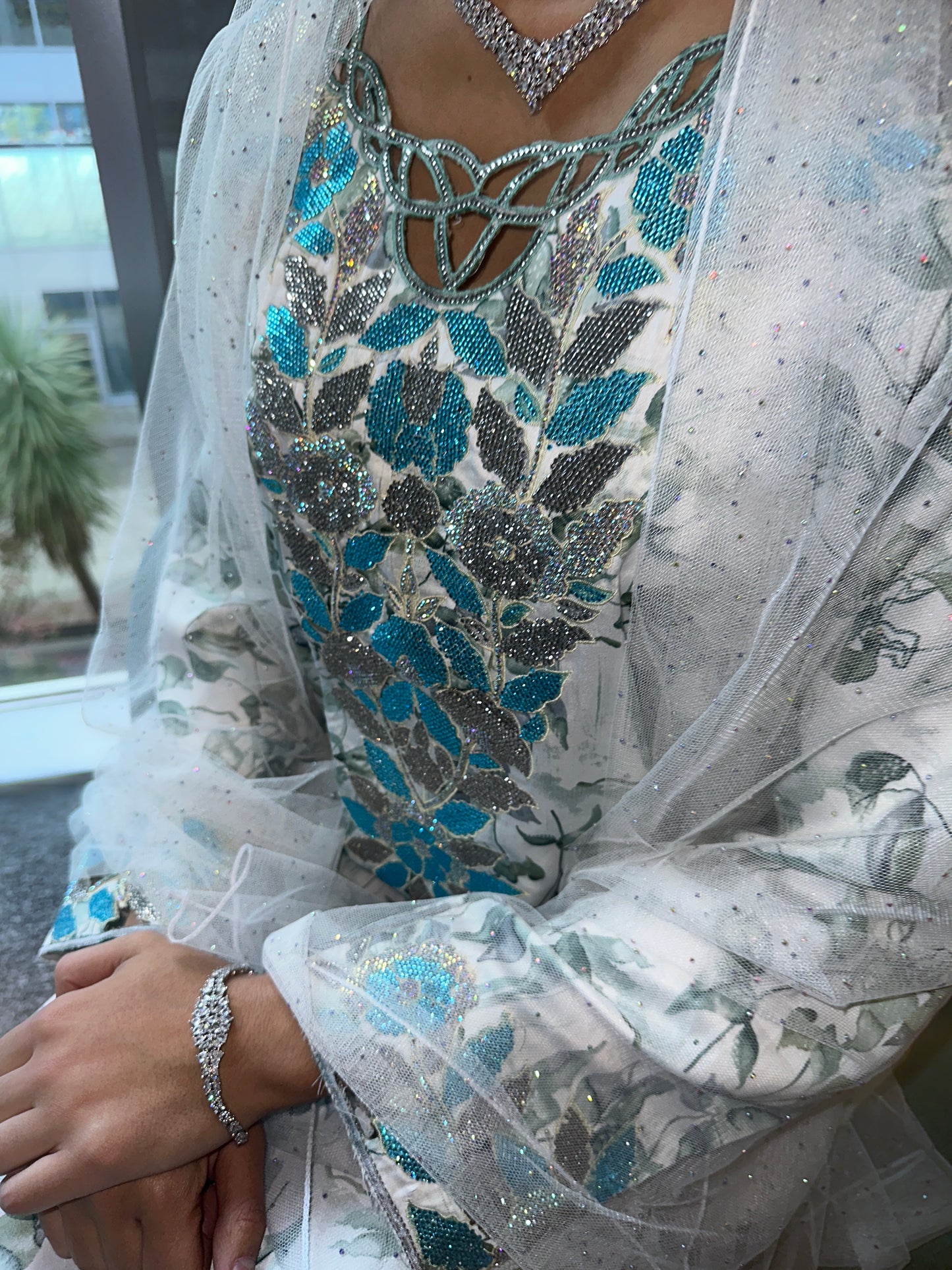 Turquoise and white mkhawar