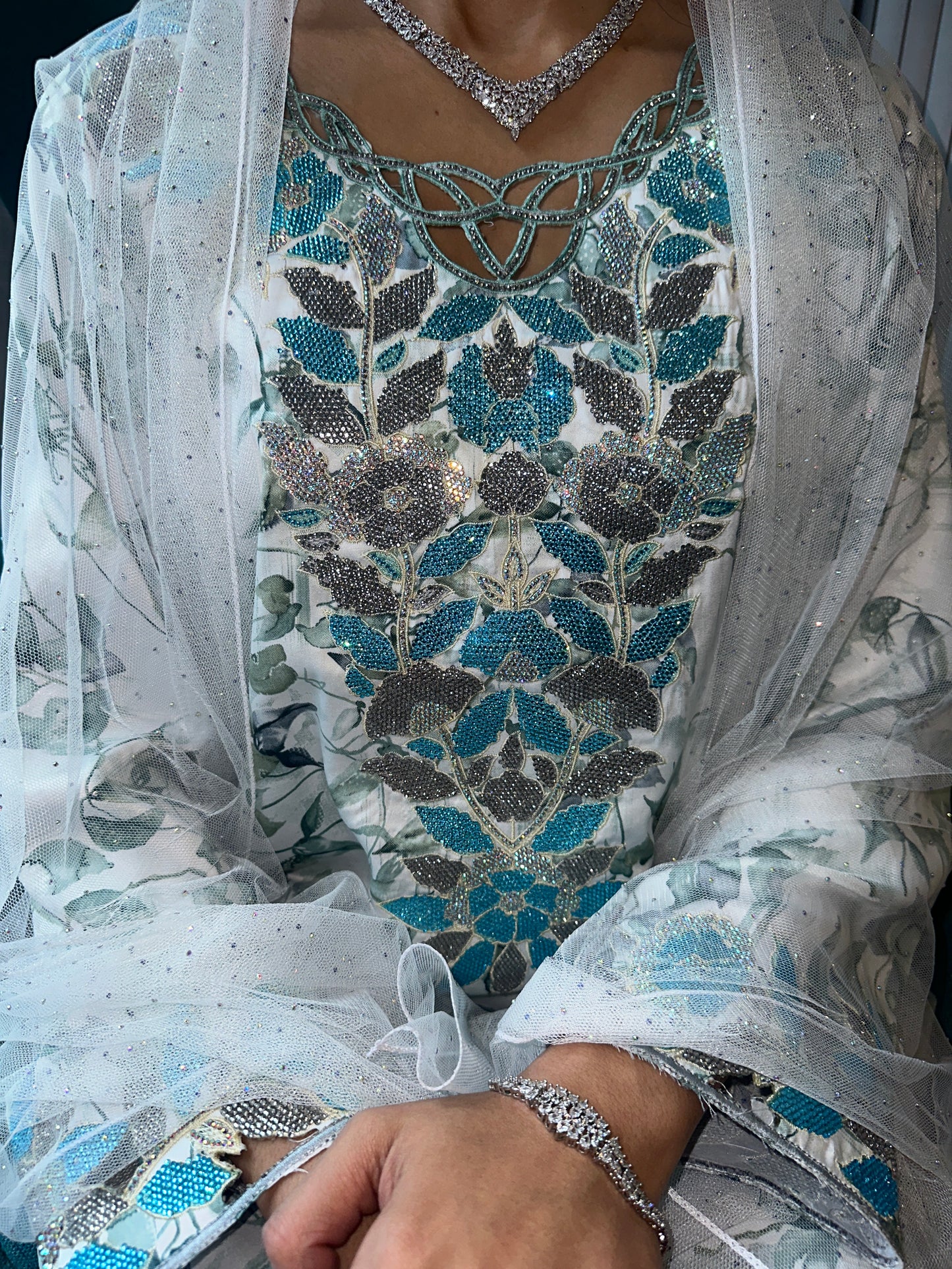 Turquoise and white mkhawar