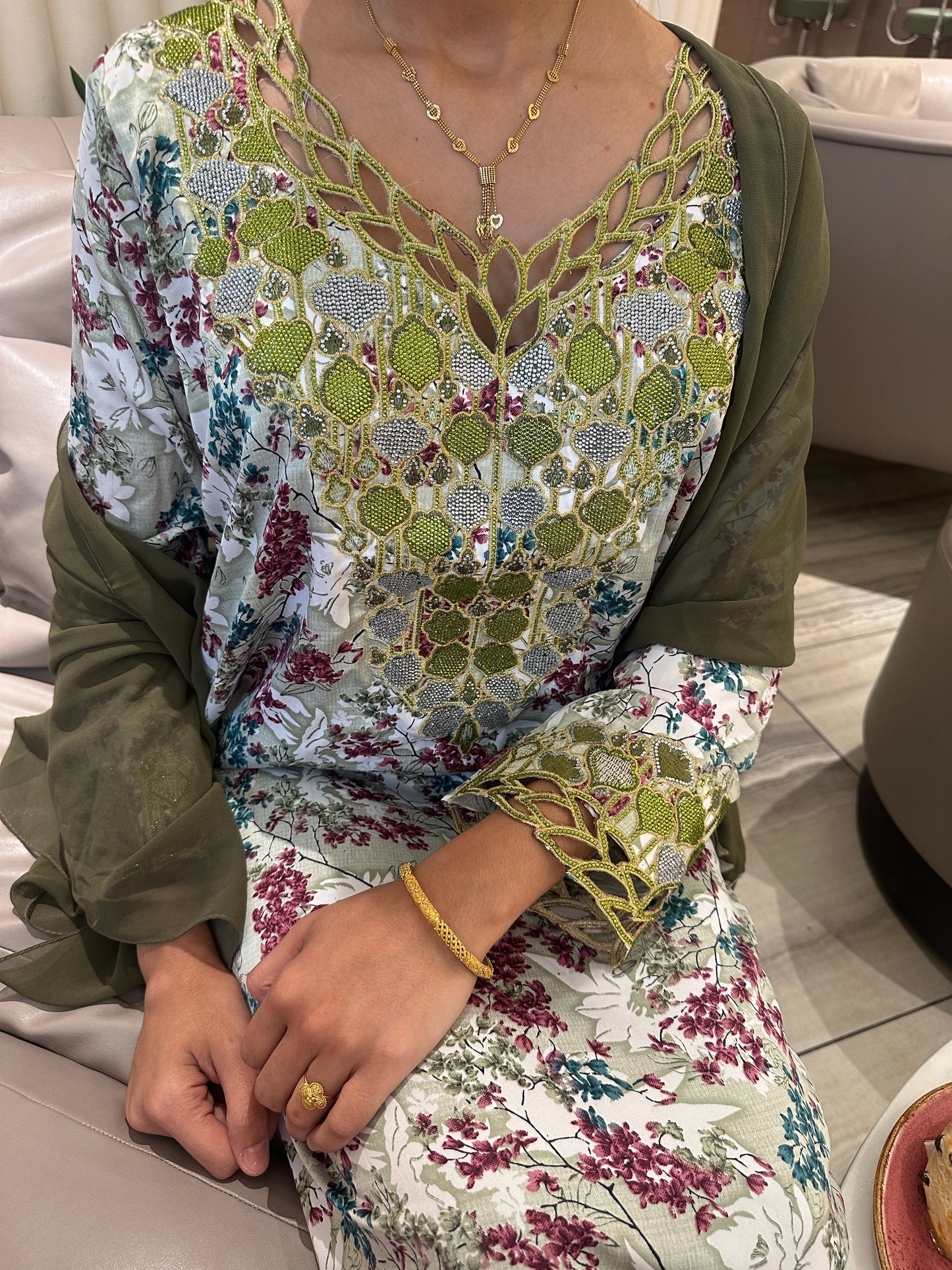 Olive green mkhawar with matching Shiela