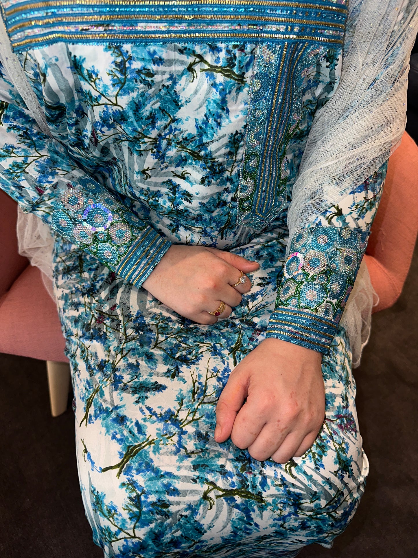 Arabic sleeves mkhawar in different colors; pink, red, blue, turquoise and green