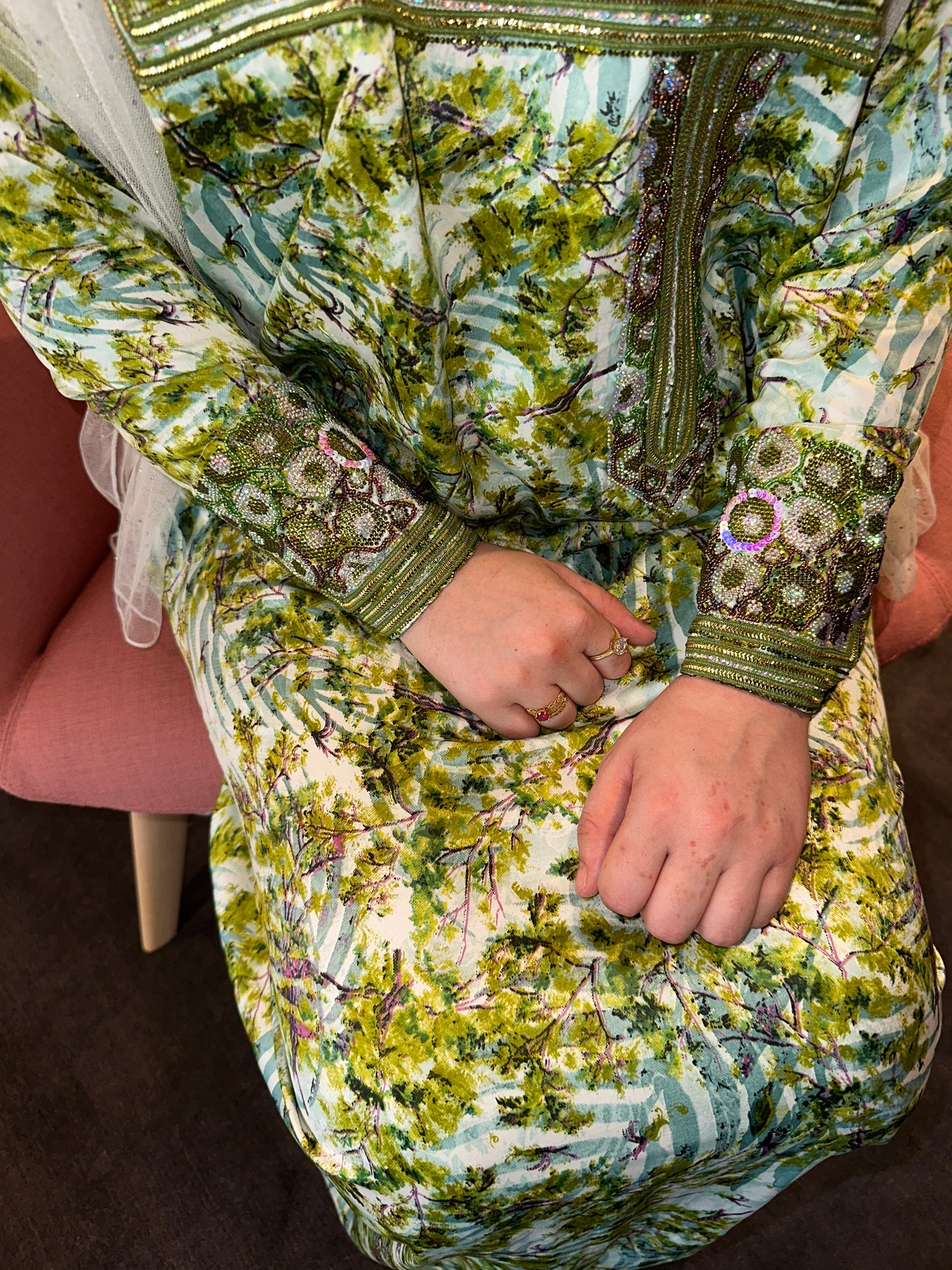 Arabic sleeves mkhawar in different colors; pink, red, blue, turquoise and green