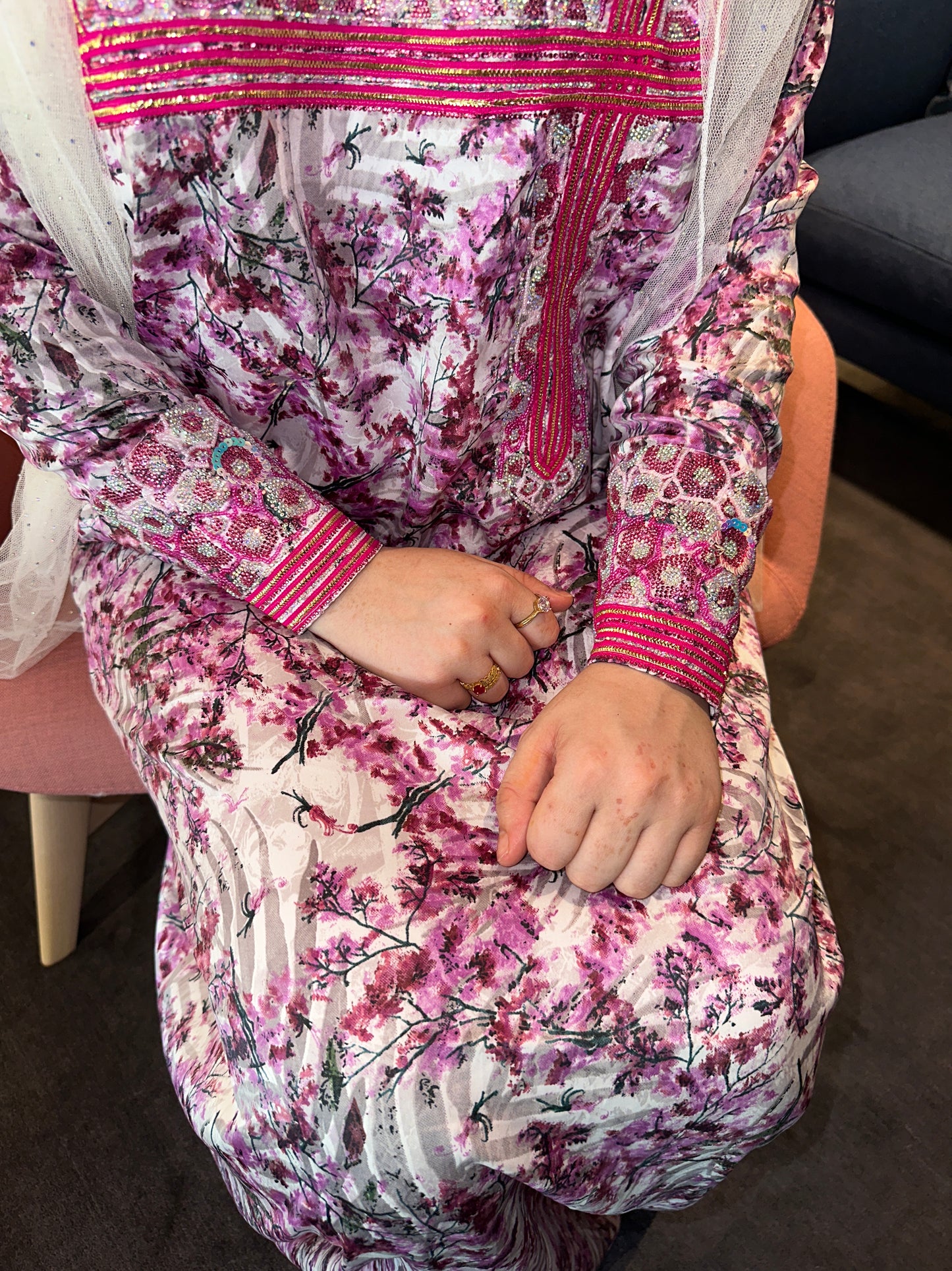 Arabic sleeves mkhawar in different colors; pink, red, blue, turquoise and green