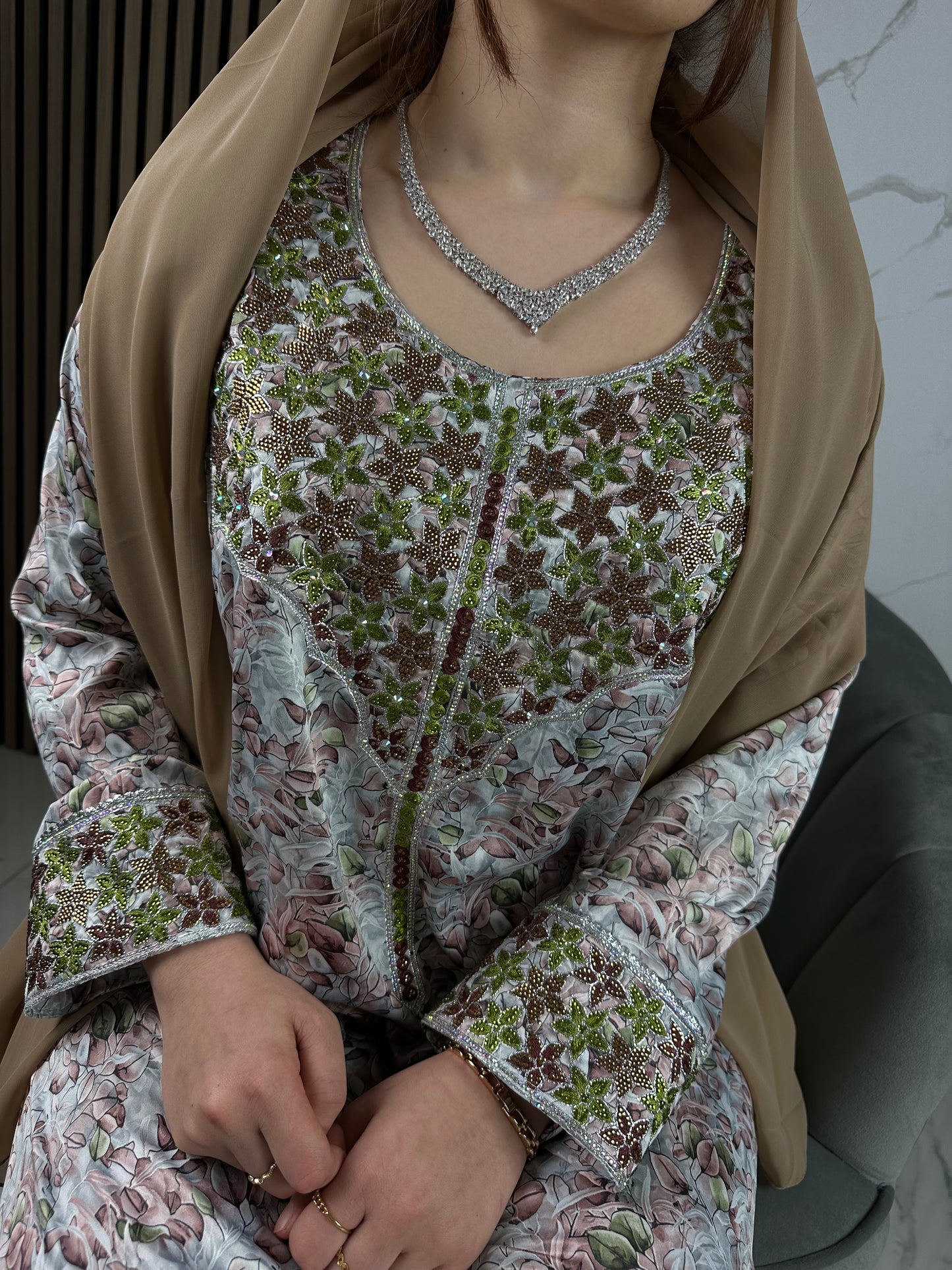 Brown mkhawar with matching Shiela