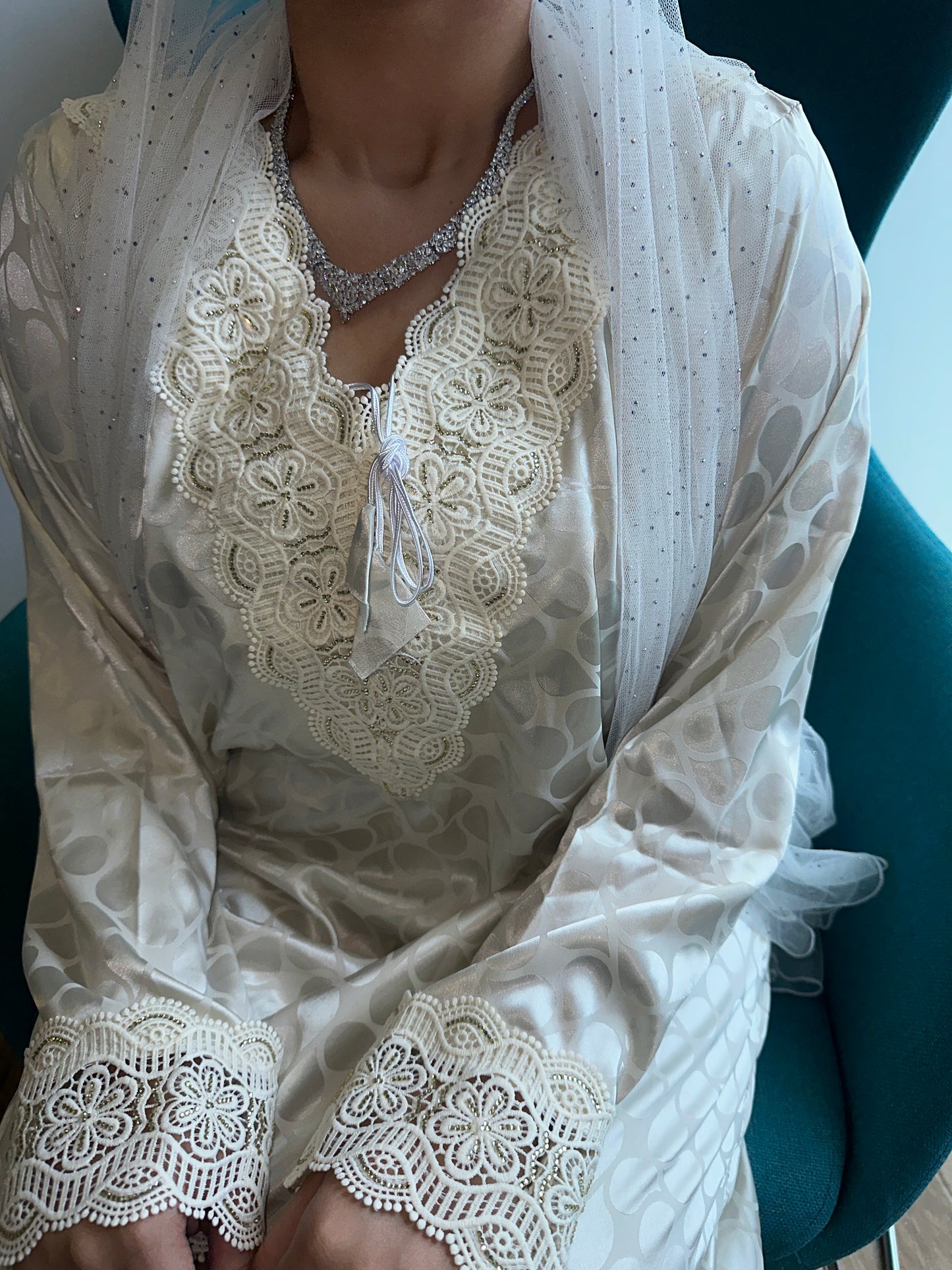 Creamy mkhawar with lace and back corset