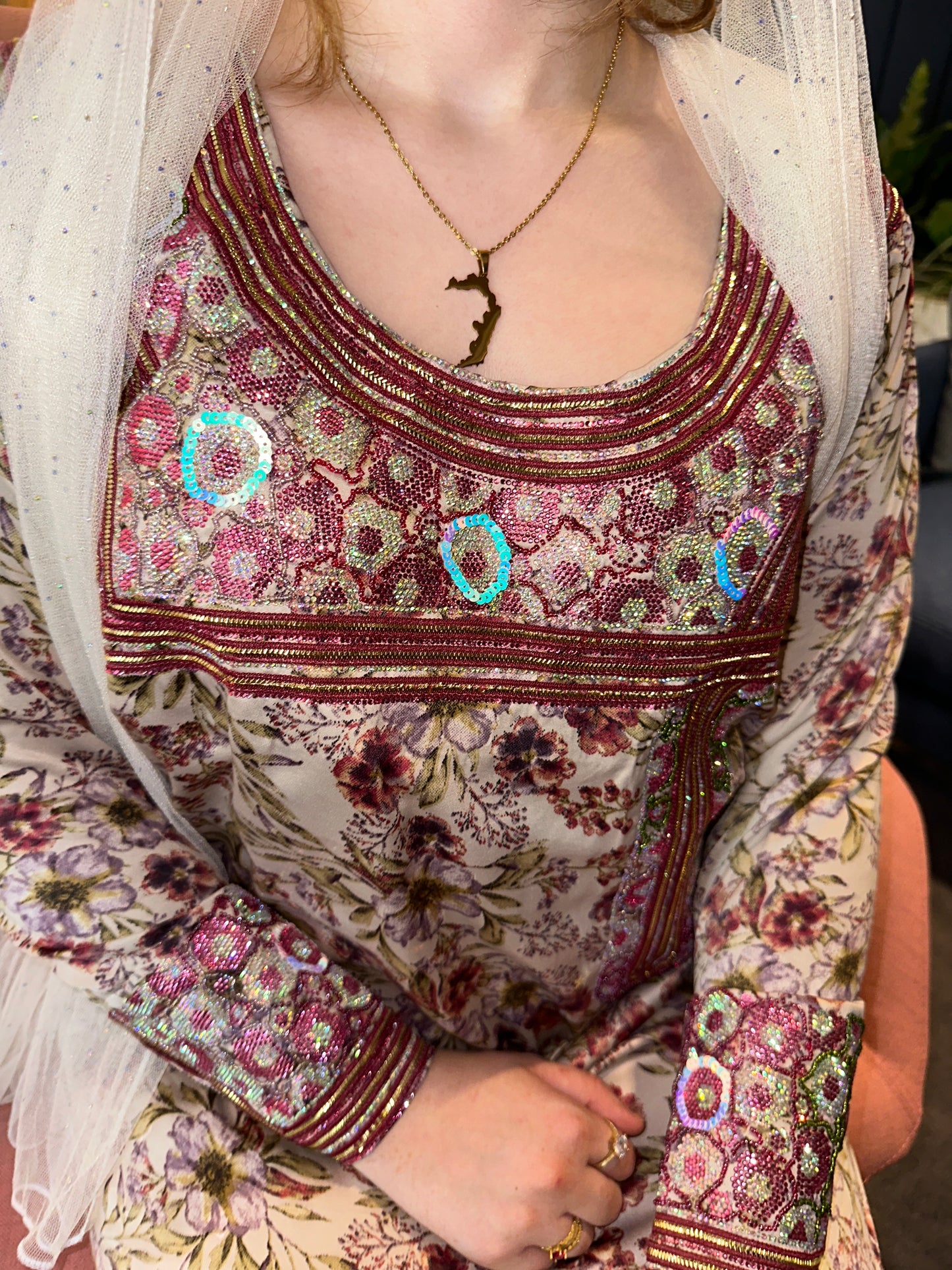 Arabic sleeves mkhawar in different colors; pink, red, blue, turquoise and green