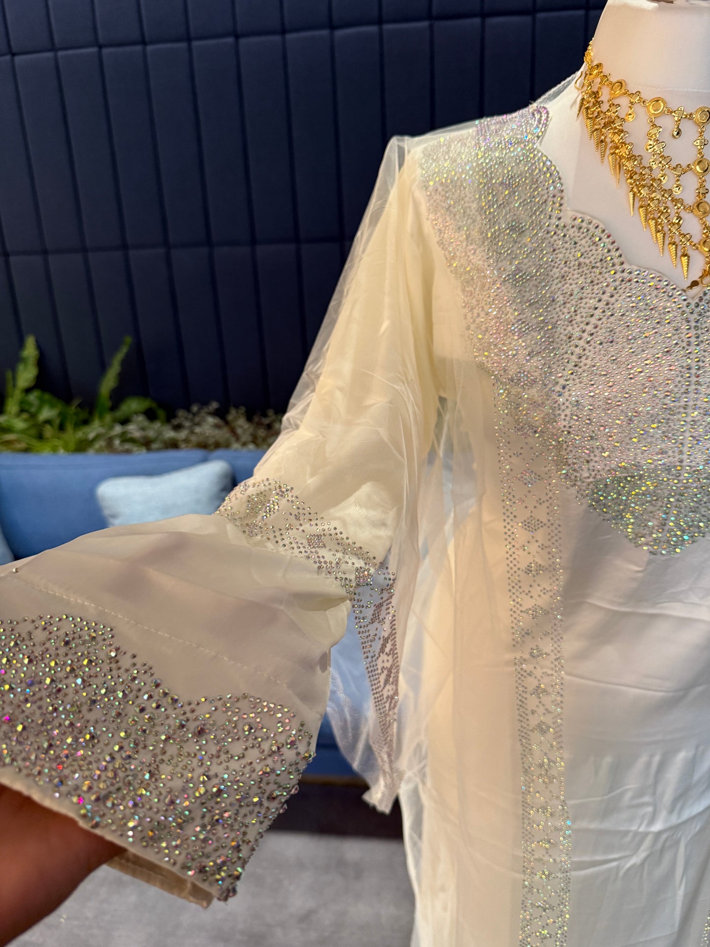 White Emirati pure silk mukhawar with besht