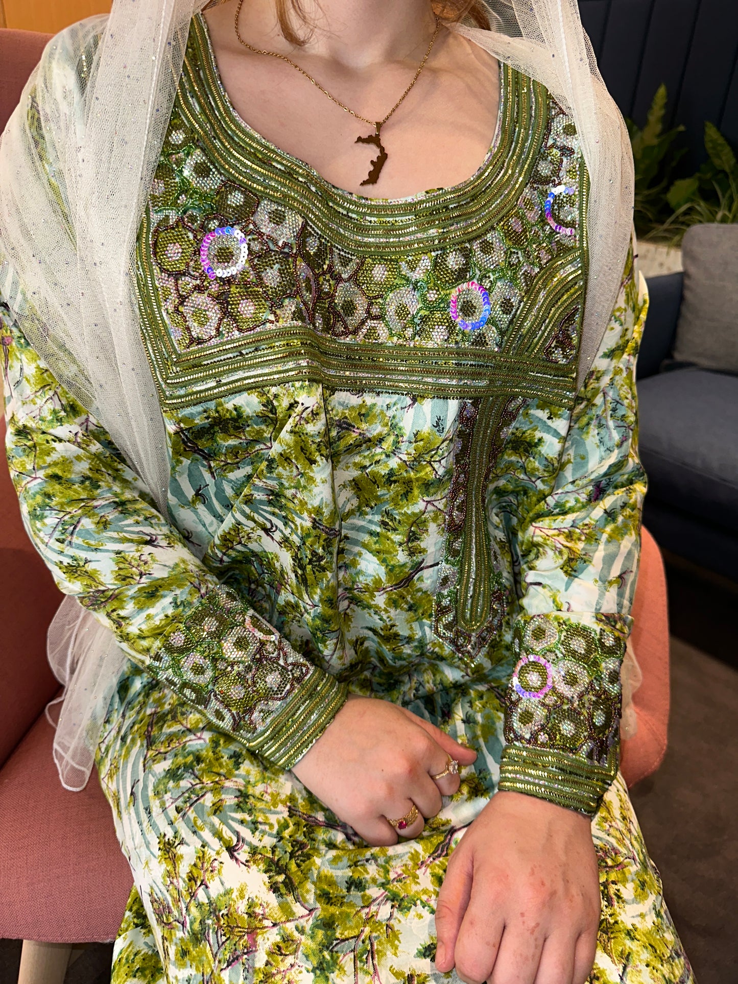 Arabic sleeves mkhawar in different colors; pink, red, blue, turquoise and green