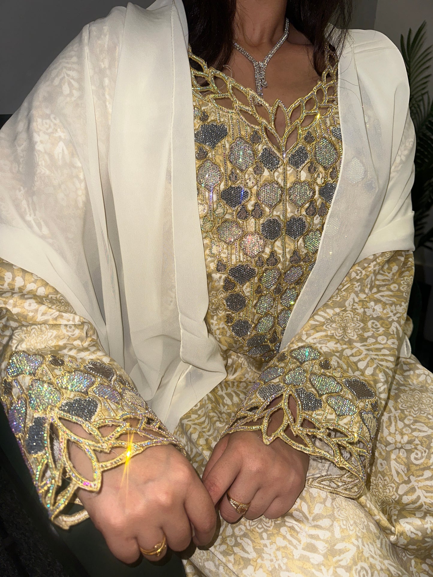 Cream mkhawar with matching Shiela