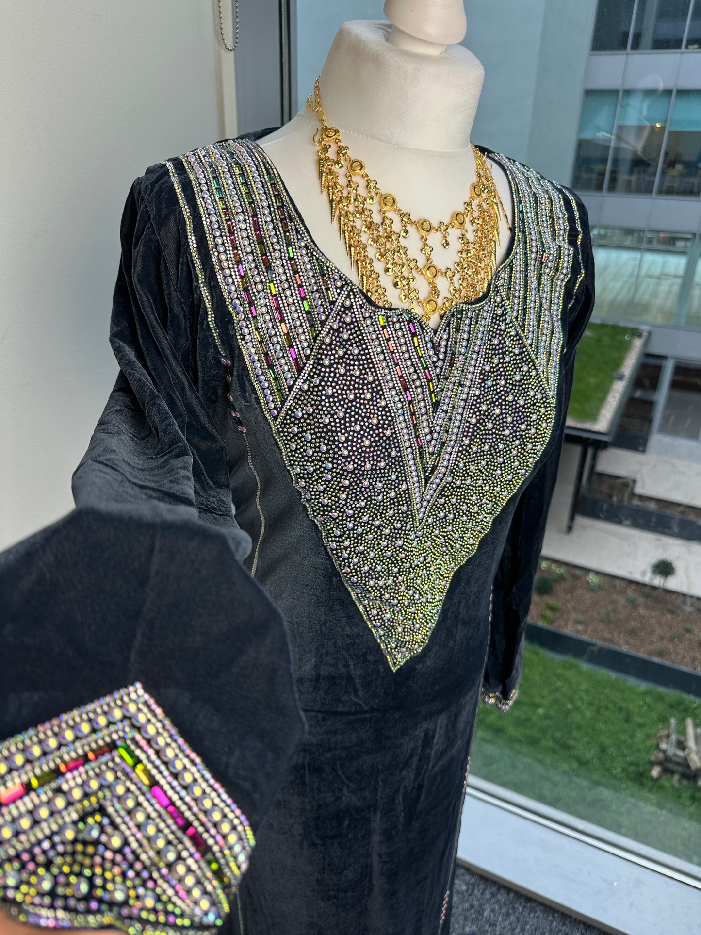 Dark grey velvet Mukhawar