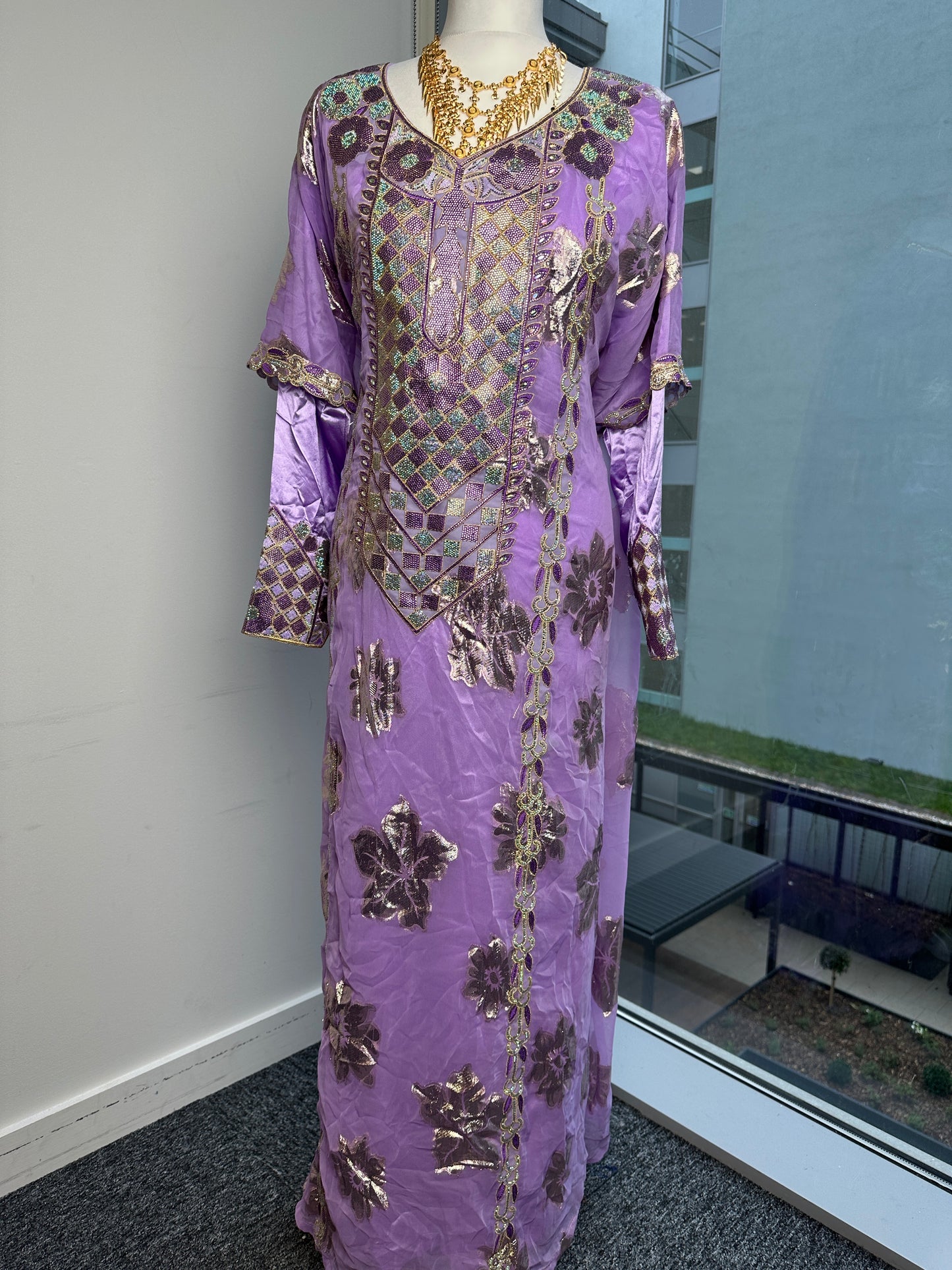 Violet purple Emirati thobe