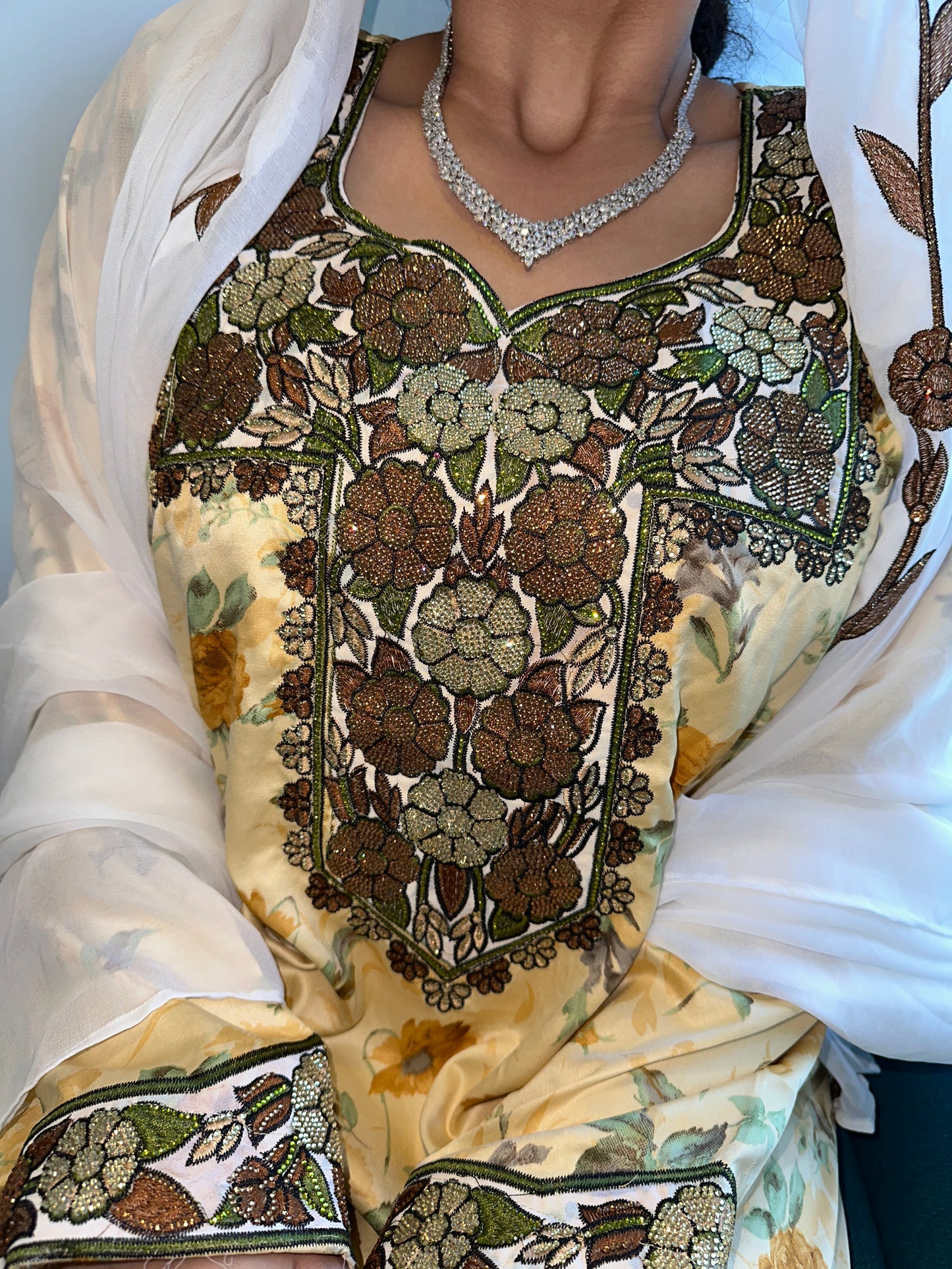 Creamy and brown mkhawar with matching Shiela