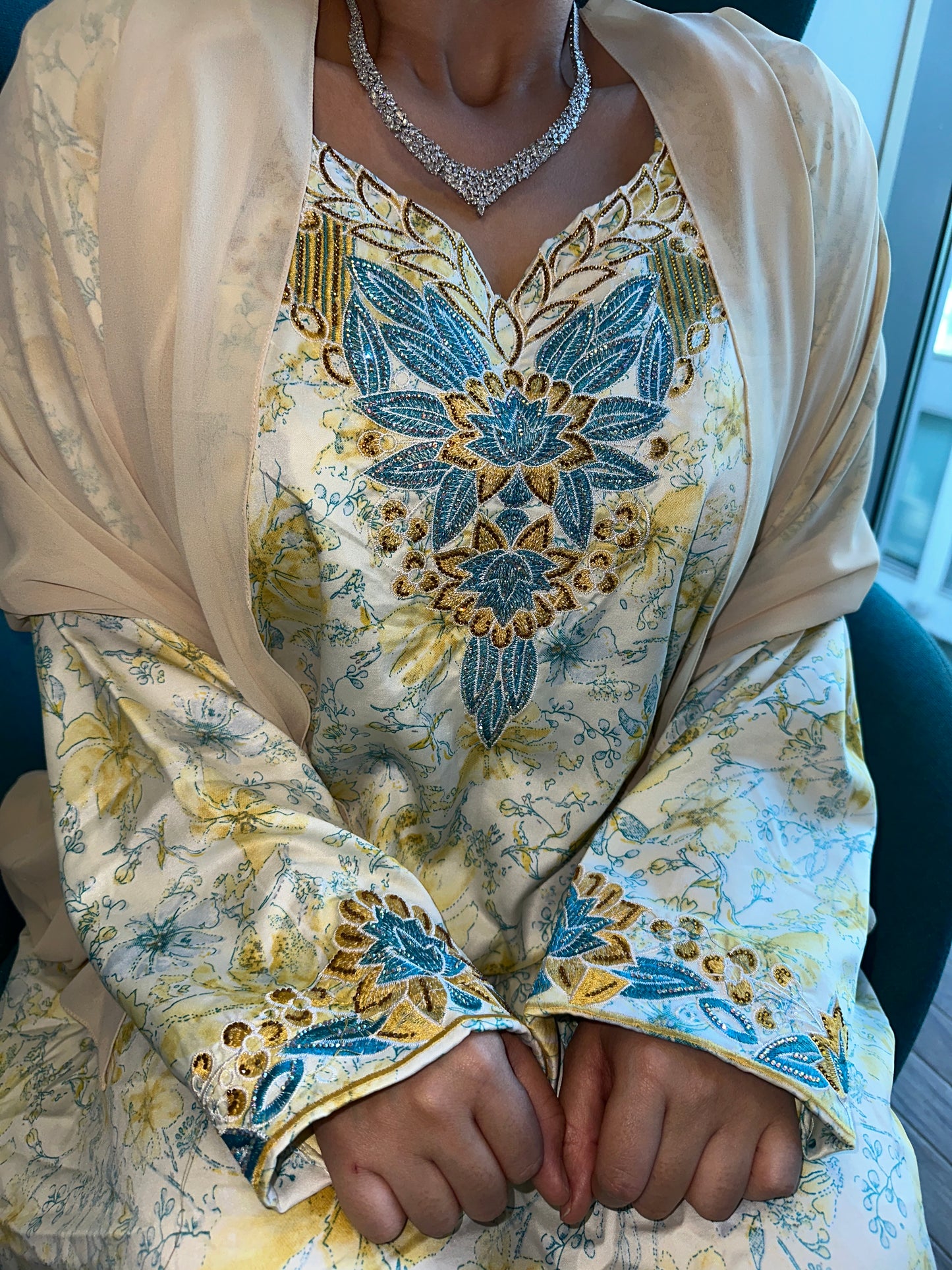 Lime and blue mkhawar with matching Shiela