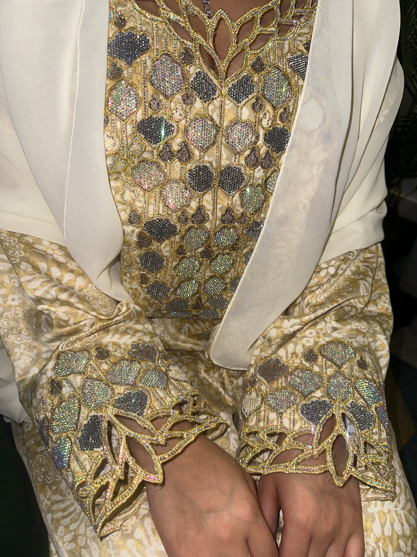 Cream mkhawar with matching Shiela