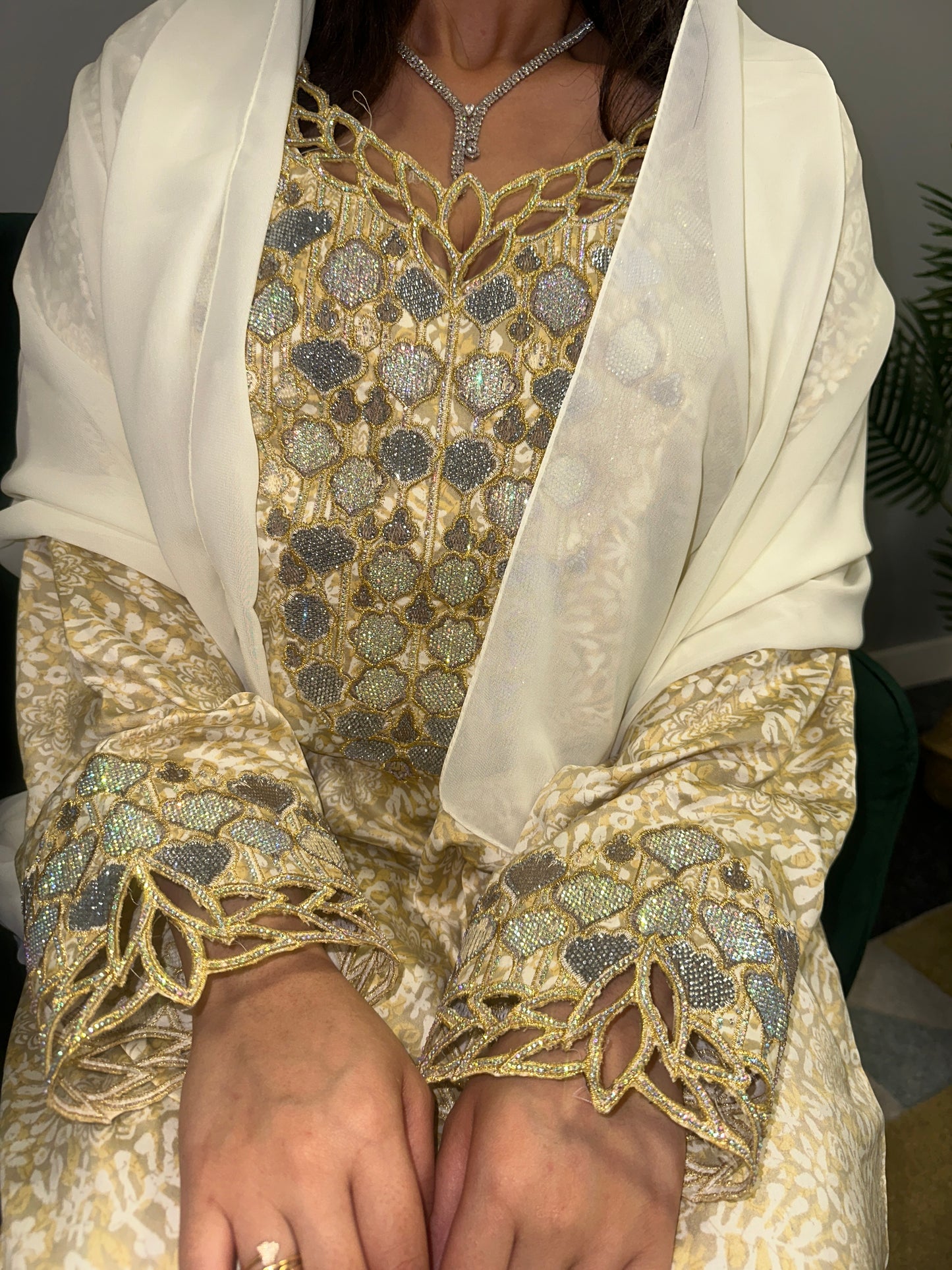 Cream mkhawar with matching Shiela