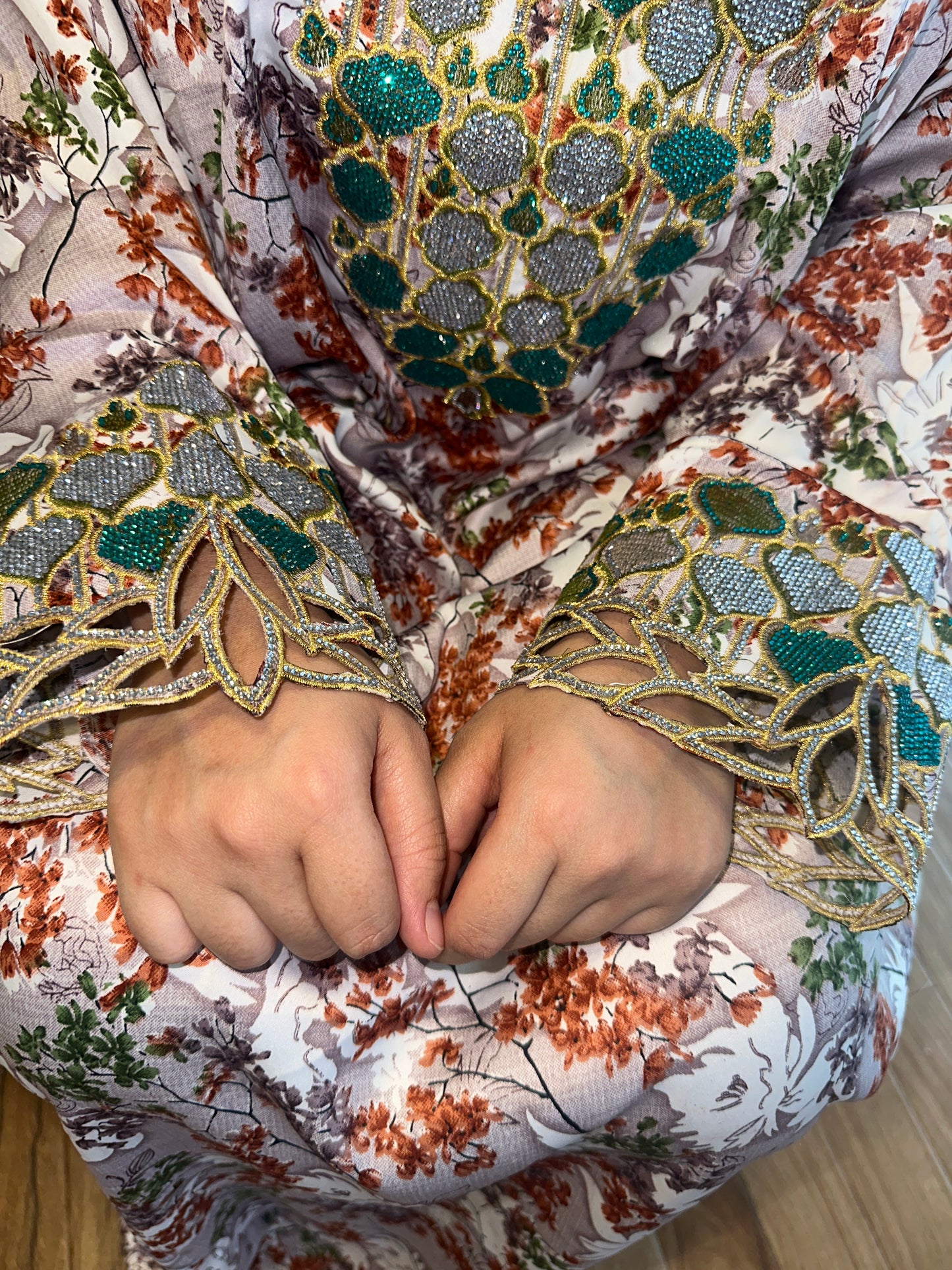 Brown and green mkhawar with matching Shiela