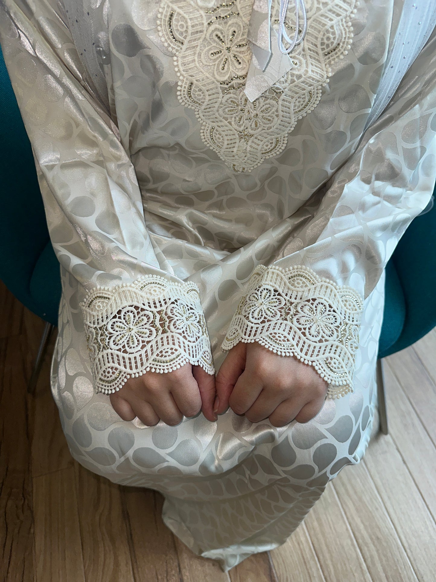 Creamy mkhawar with lace and back corset