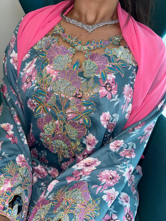 Grey and pink mkhawar with matching Shiela
