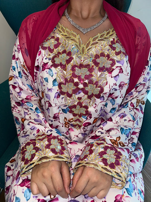 White and fuchsia mkhawar with matching Shiela
