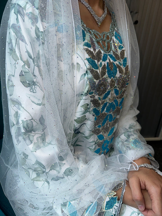 Turquoise and white mkhawar