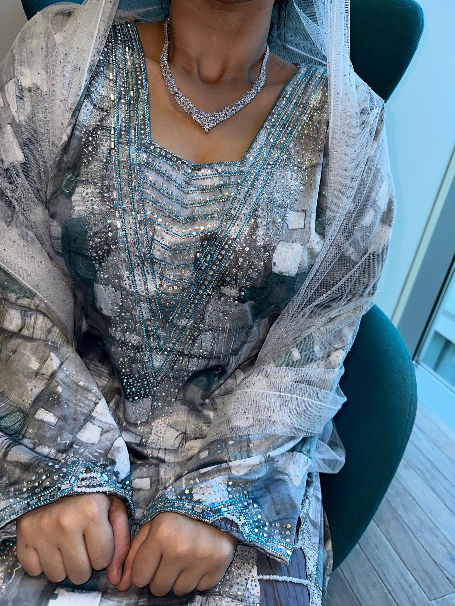 Grey mkhawar with back belt and back corset