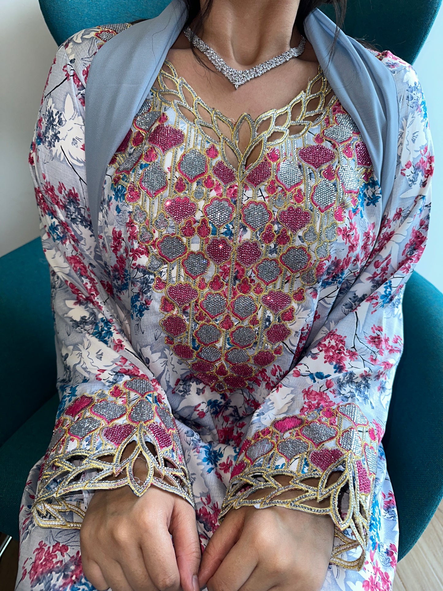 Grey and pink mkhawar with matching Shiela