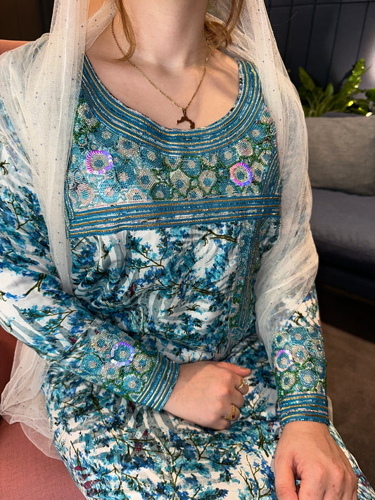 Arabic sleeves mkhawar in different colors; pink, red, blue, turquoise and green