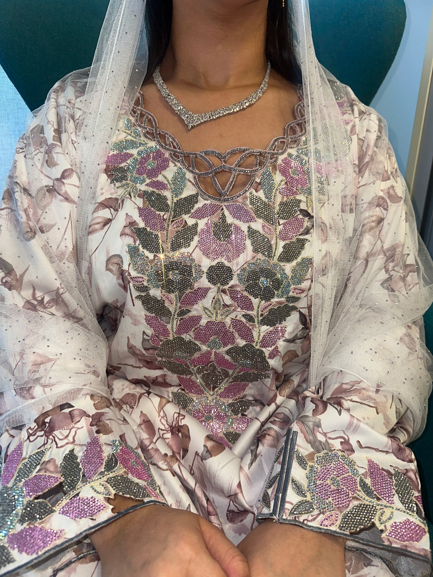 Purple and white mkhawar