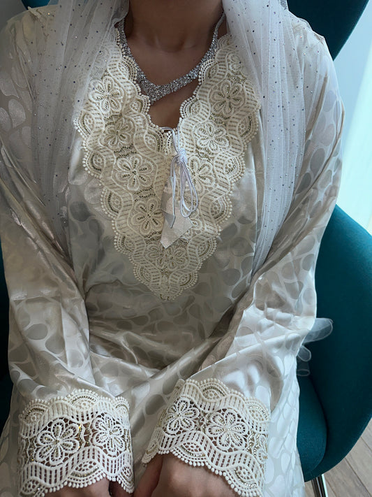 Creamy mkhawar with lace and back corset