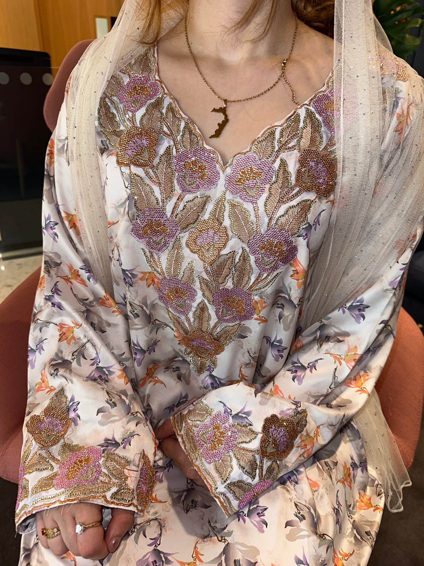 White and pink 3D mkhawar