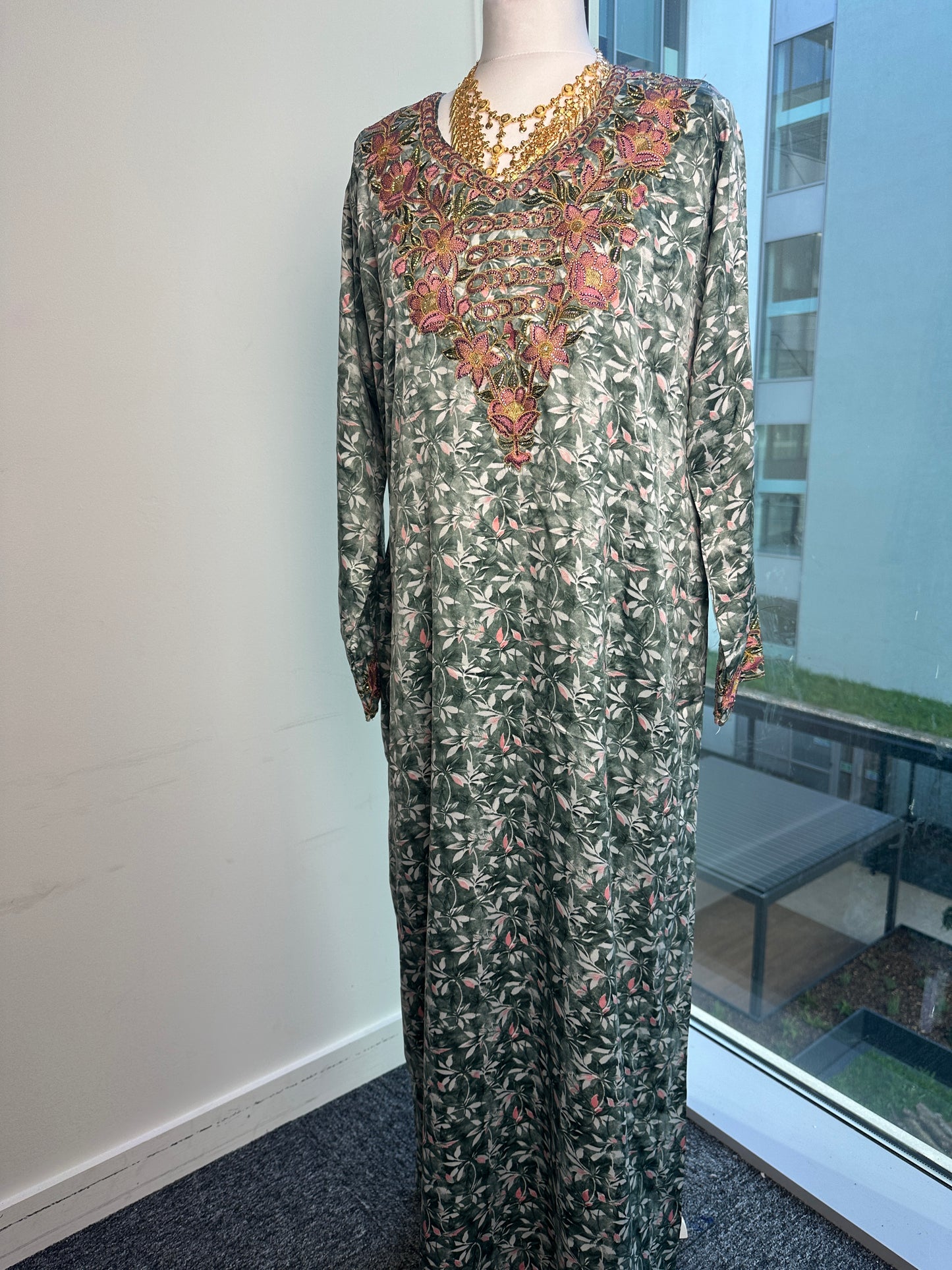 Green and pink Mukhawar