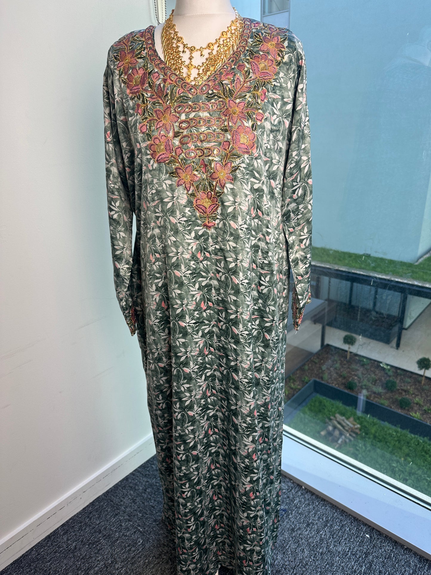 Green and pink Mukhawar