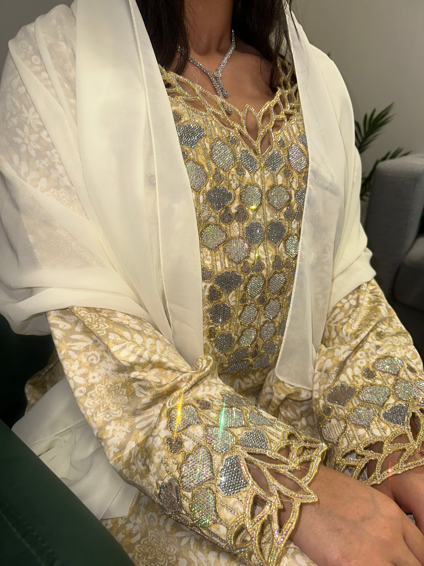 Cream mkhawar with matching Shiela
