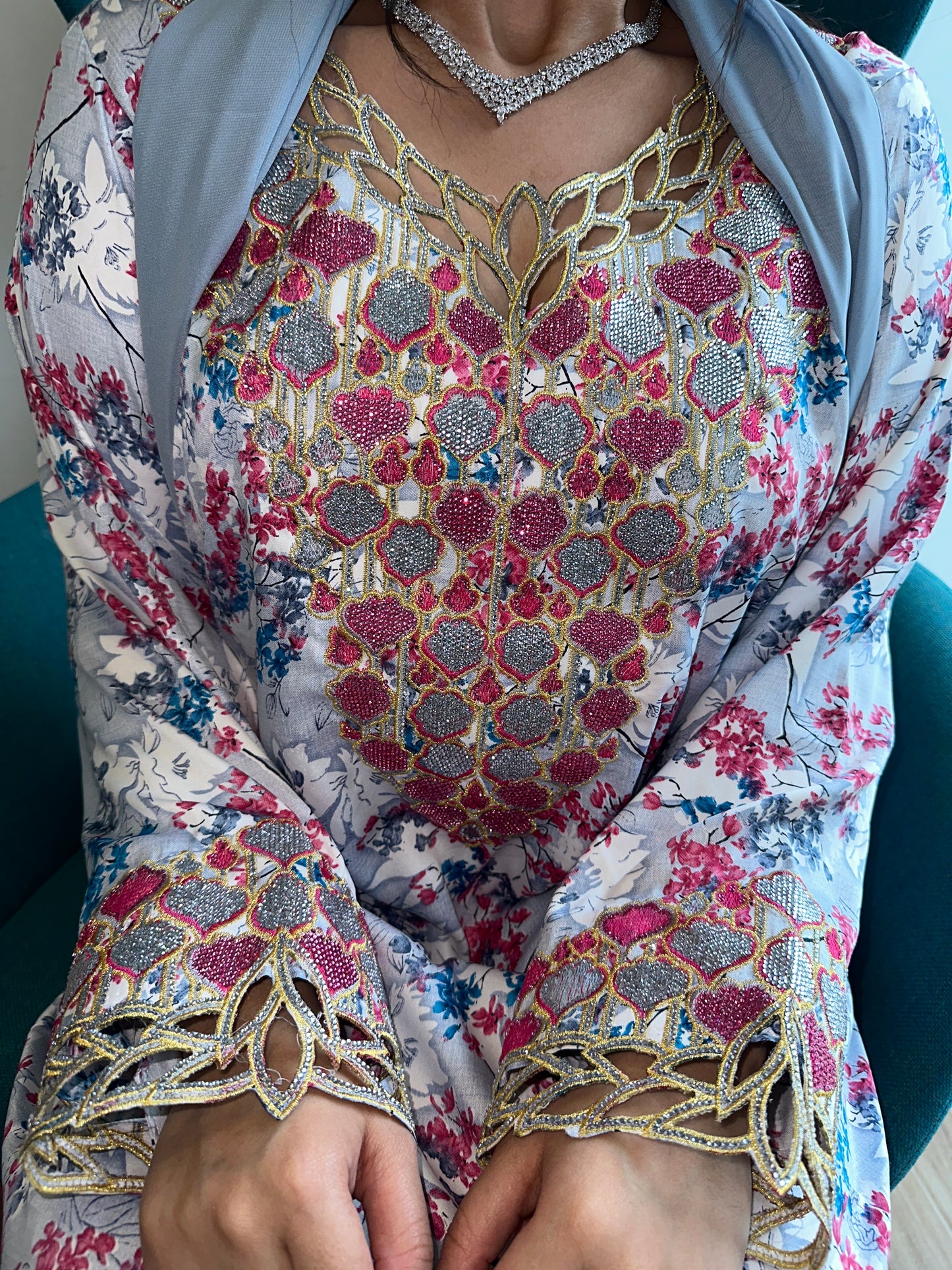 Grey and pink mkhawar with matching Shiela