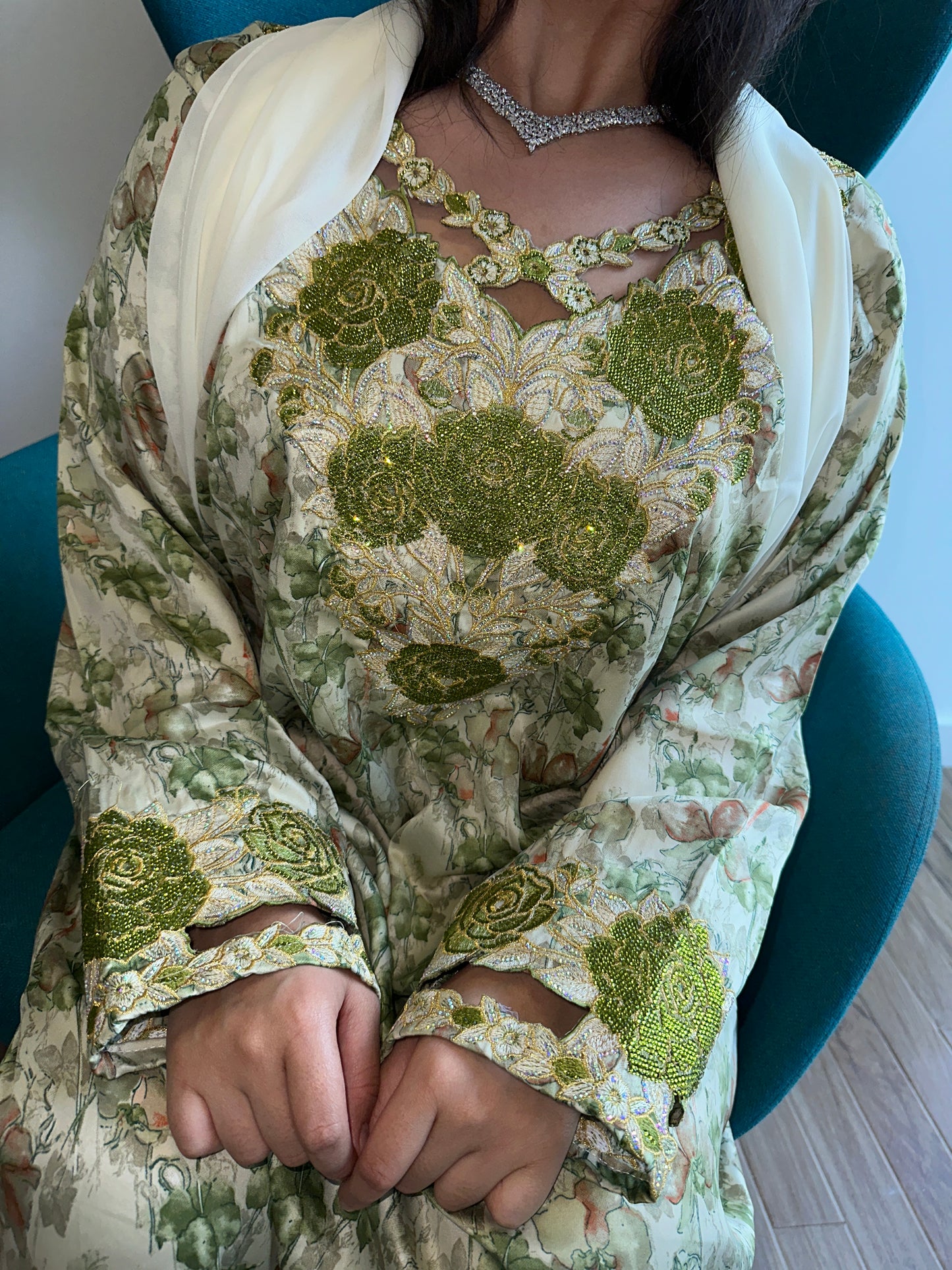 Green and cream mkhawar with matching Shiela